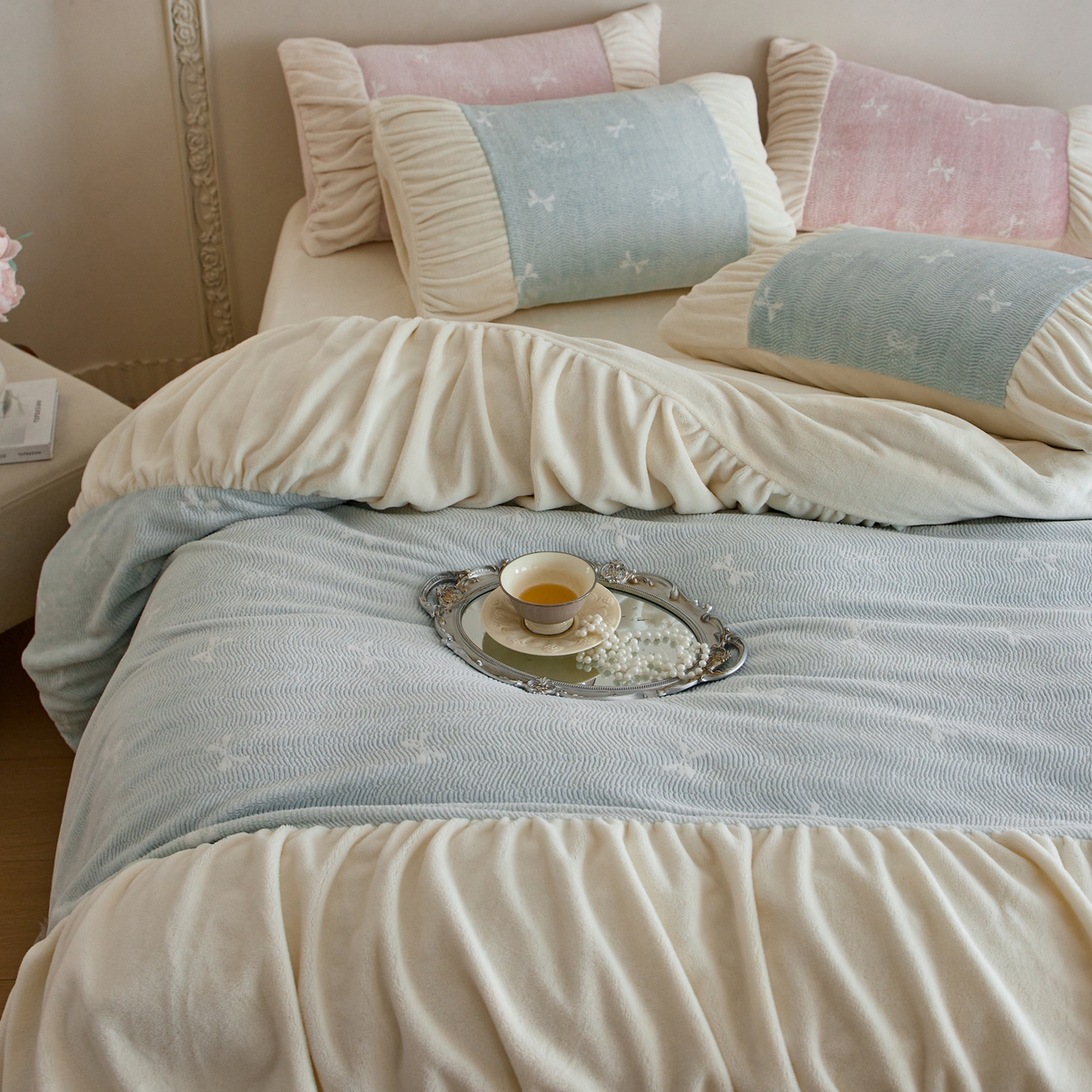 91家纺网 家纺一手货源 找家纺 简纯主义 2025新款230g全消光全工艺牛奶绒四件套-柏琳少女 【控价】：日常店铺券后价格：278/298 柏林少女-蓝