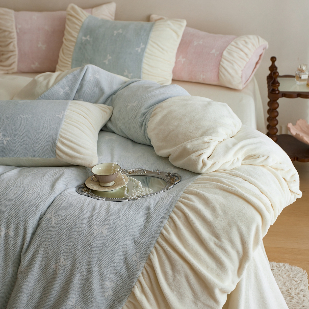 91家纺网 家纺一手货源 找家纺 简纯主义 2025新款230g全消光全工艺牛奶绒四件套-柏琳少女 【控价】：日常店铺券后价格：278/298 柏林少女-蓝