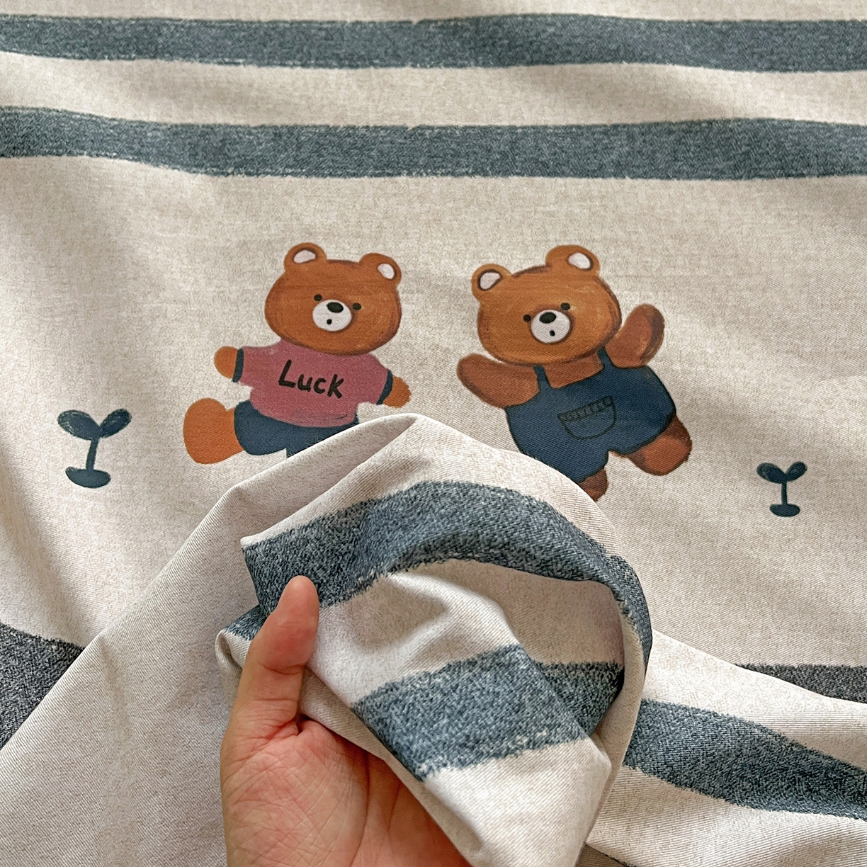 91家纺网 家纺一手货源 找家纺 依庭 2025新款高克重全棉纯棉磨毛印花单床单 好运熊-蓝