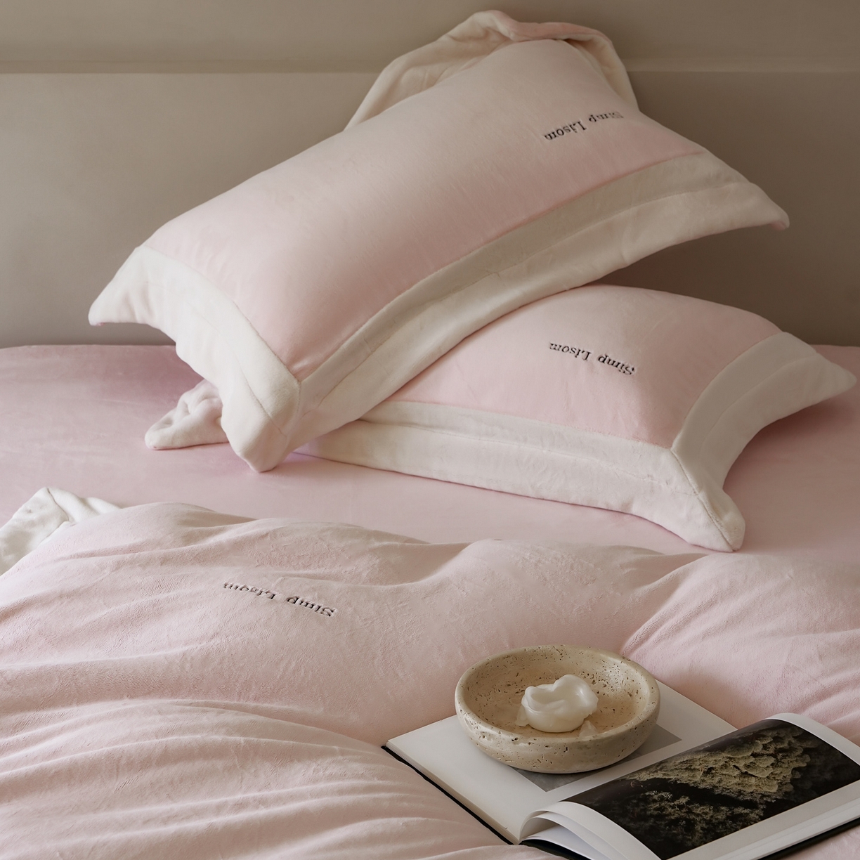 91家纺网 家纺一手货源 找家纺 （总）简纯主义 2025新款270g全消光全工艺奶芙绒四件套-赫尔曼系列 【控价】：日常店铺券后价格：358/398