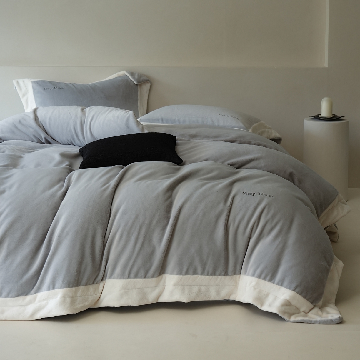 91家纺网 家纺一手货源 找家纺 简纯主义 2025新款270g全消光全工艺奶芙绒四件套-赫尔曼系列 【控价】：日常店铺券后价格：358/398 赫尔曼蓝