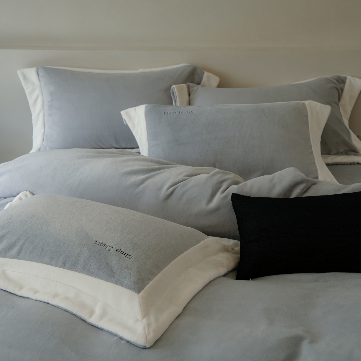 91家纺网 家纺一手货源 找家纺 简纯主义 2025新款270g全消光全工艺奶芙绒四件套-赫尔曼系列 【控价】：日常店铺券后价格：358/398 赫尔曼蓝