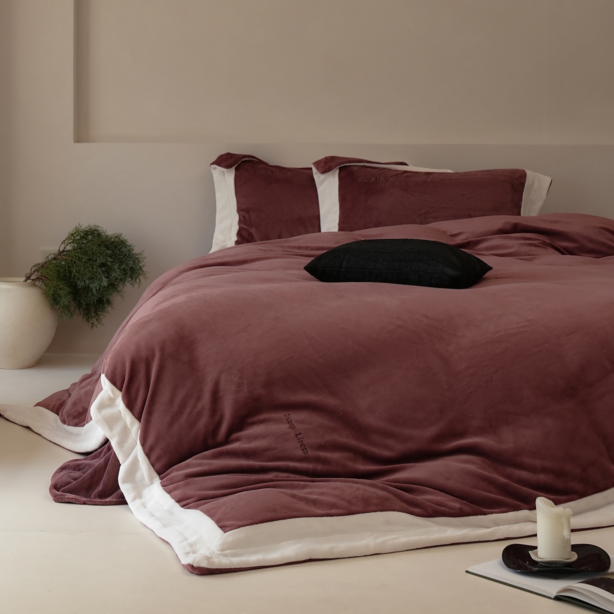 91家纺网 家纺一手货源 找家纺 简纯主义 2025新款270g全消光全工艺奶芙绒四件套-赫尔曼系列 【控价】：日常店铺券后价格：358/398 赫尔曼红