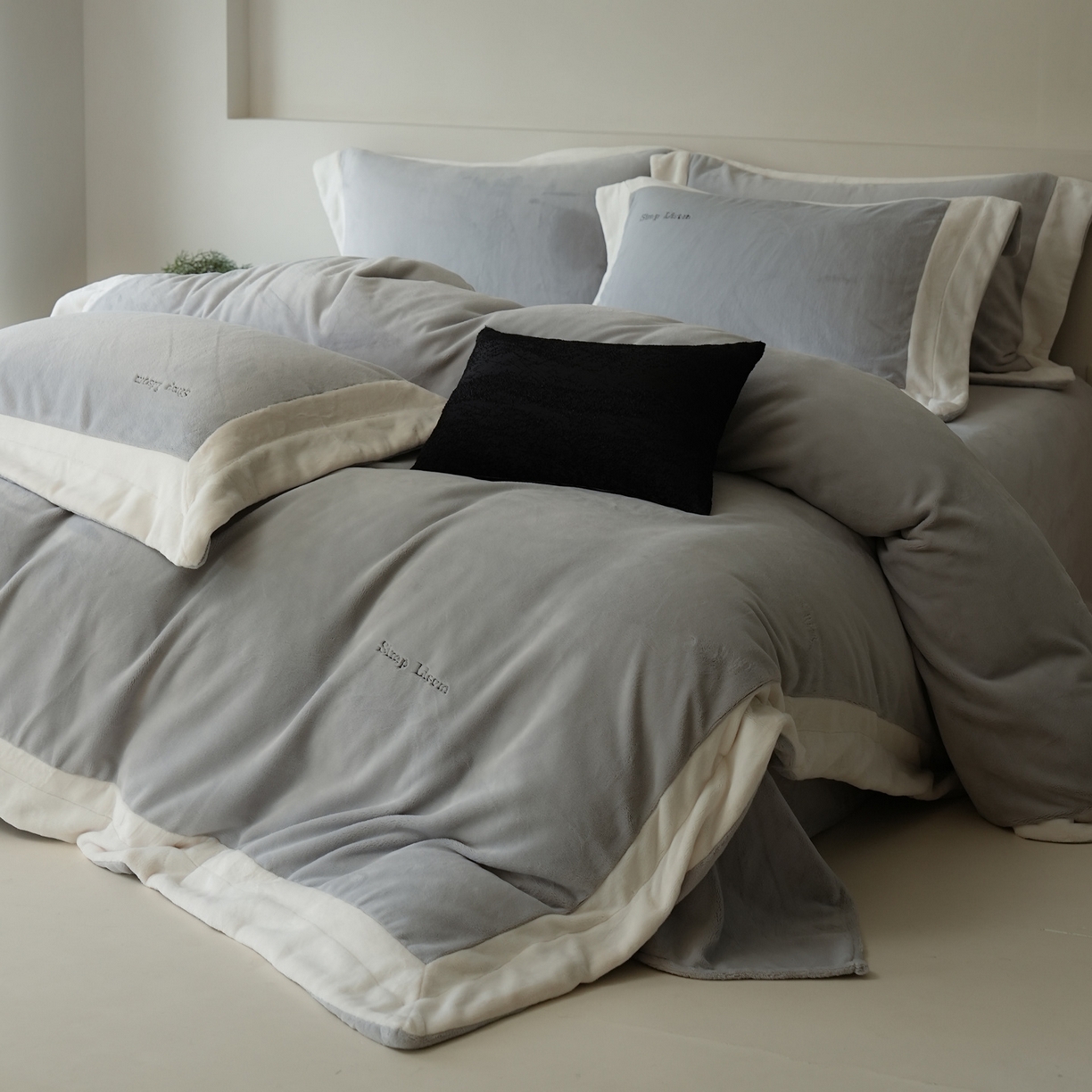 91家纺网 家纺一手货源 找家纺 简纯主义 2025新款270g全消光全工艺奶芙绒四件套-赫尔曼系列 【控价】：日常店铺券后价格：358/398 赫尔曼蓝