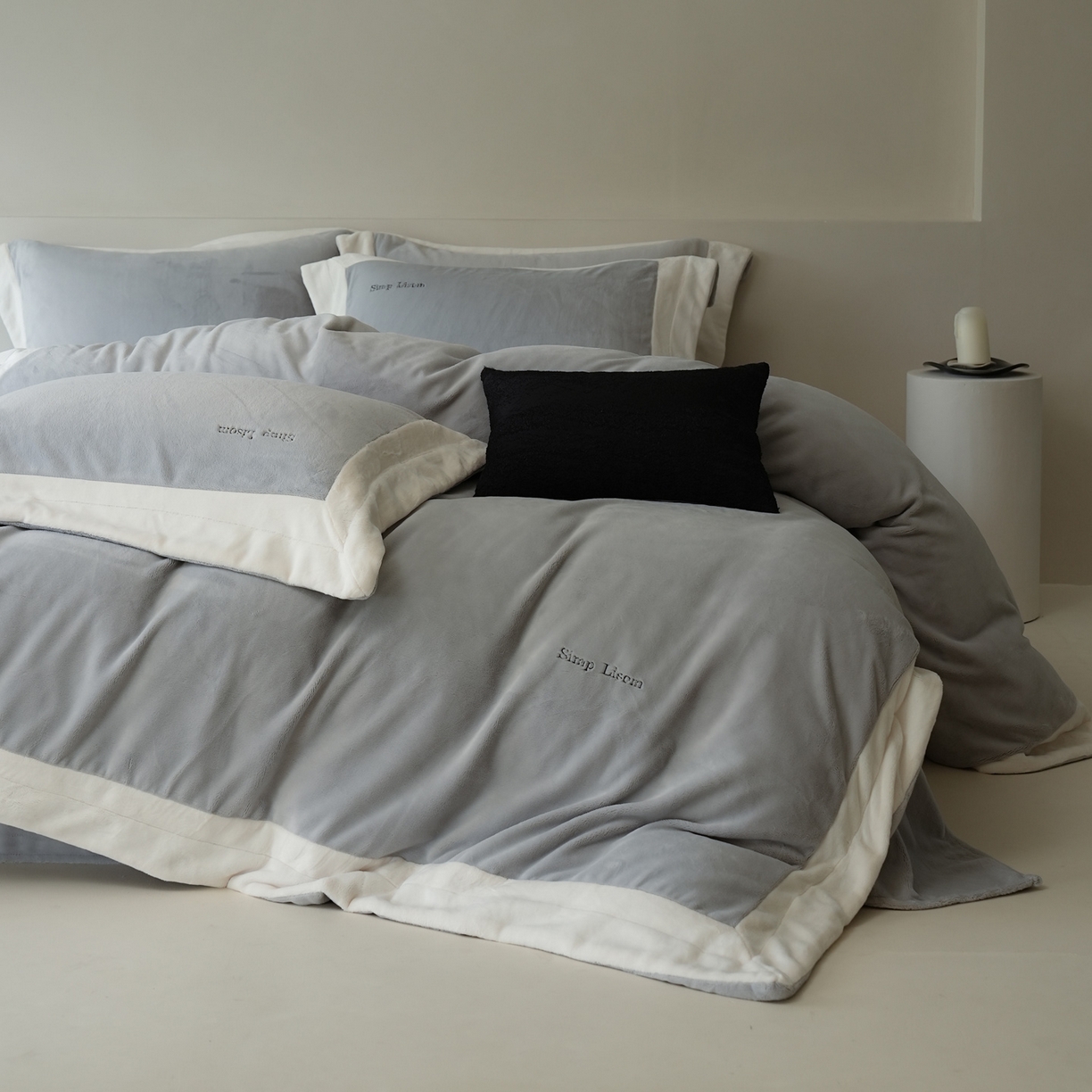 91家纺网 家纺一手货源 找家纺 简纯主义 2025新款270g全消光全工艺奶芙绒四件套-赫尔曼系列 【控价】：日常店铺券后价格：358/398 赫尔曼蓝