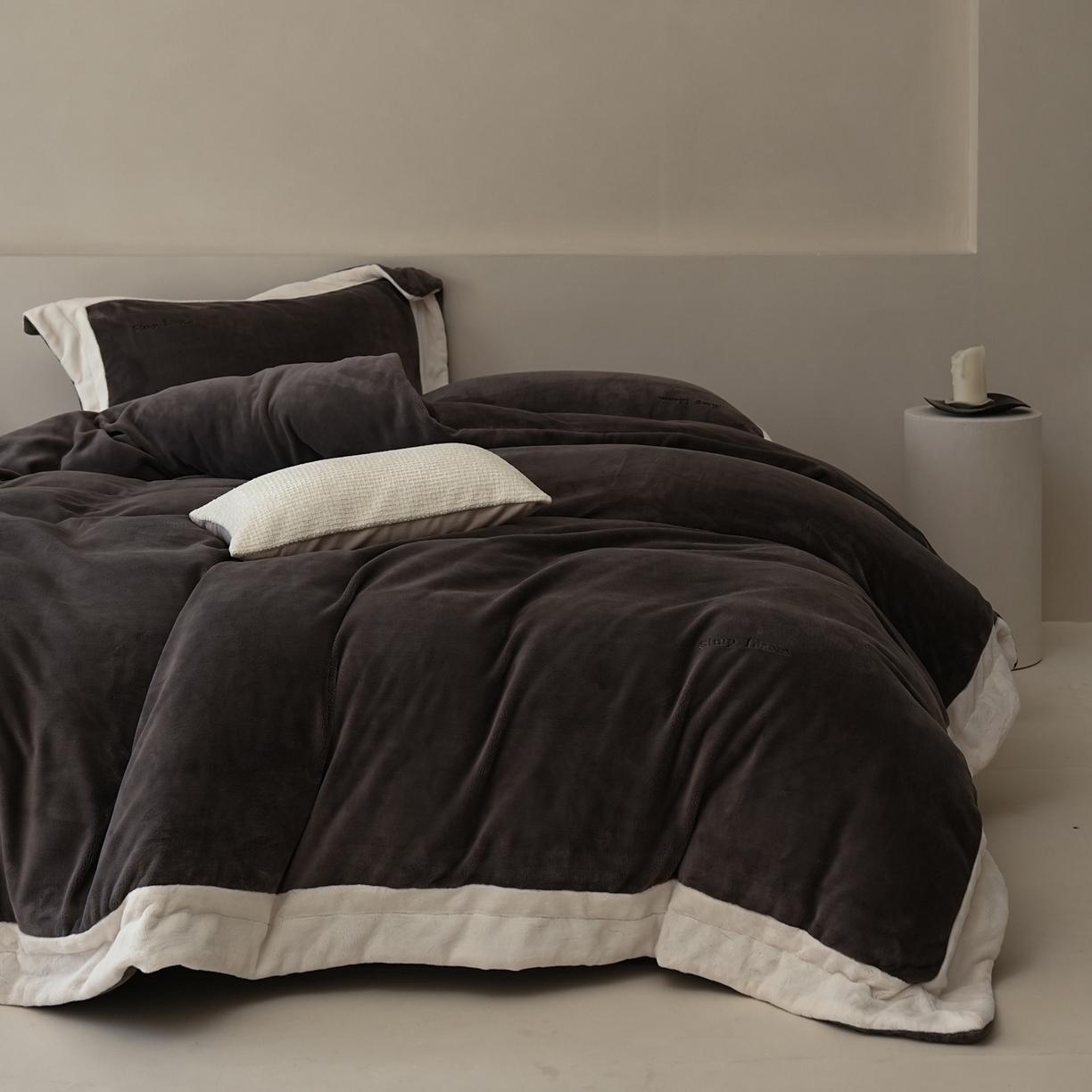 91家纺网 家纺一手货源 找家纺 简纯主义 2025新款270g全消光全工艺奶芙绒四件套-赫尔曼系列 【控价】：日常店铺券后价格：358/398 赫尔曼黑