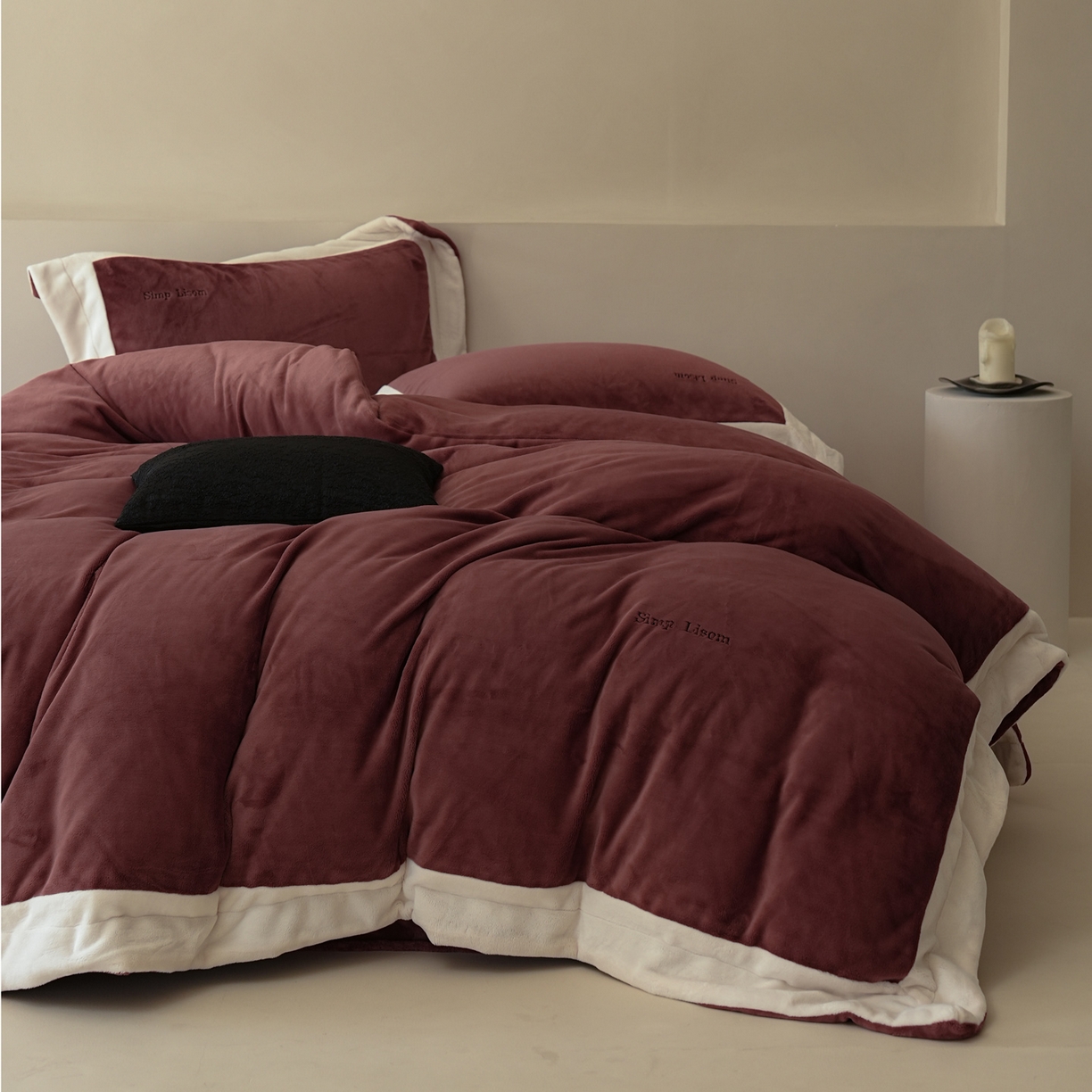 91家纺网 家纺一手货源 找家纺 简纯主义 2025新款270g全消光全工艺奶芙绒四件套-赫尔曼系列 【控价】：日常店铺券后价格：358/398 赫尔曼红