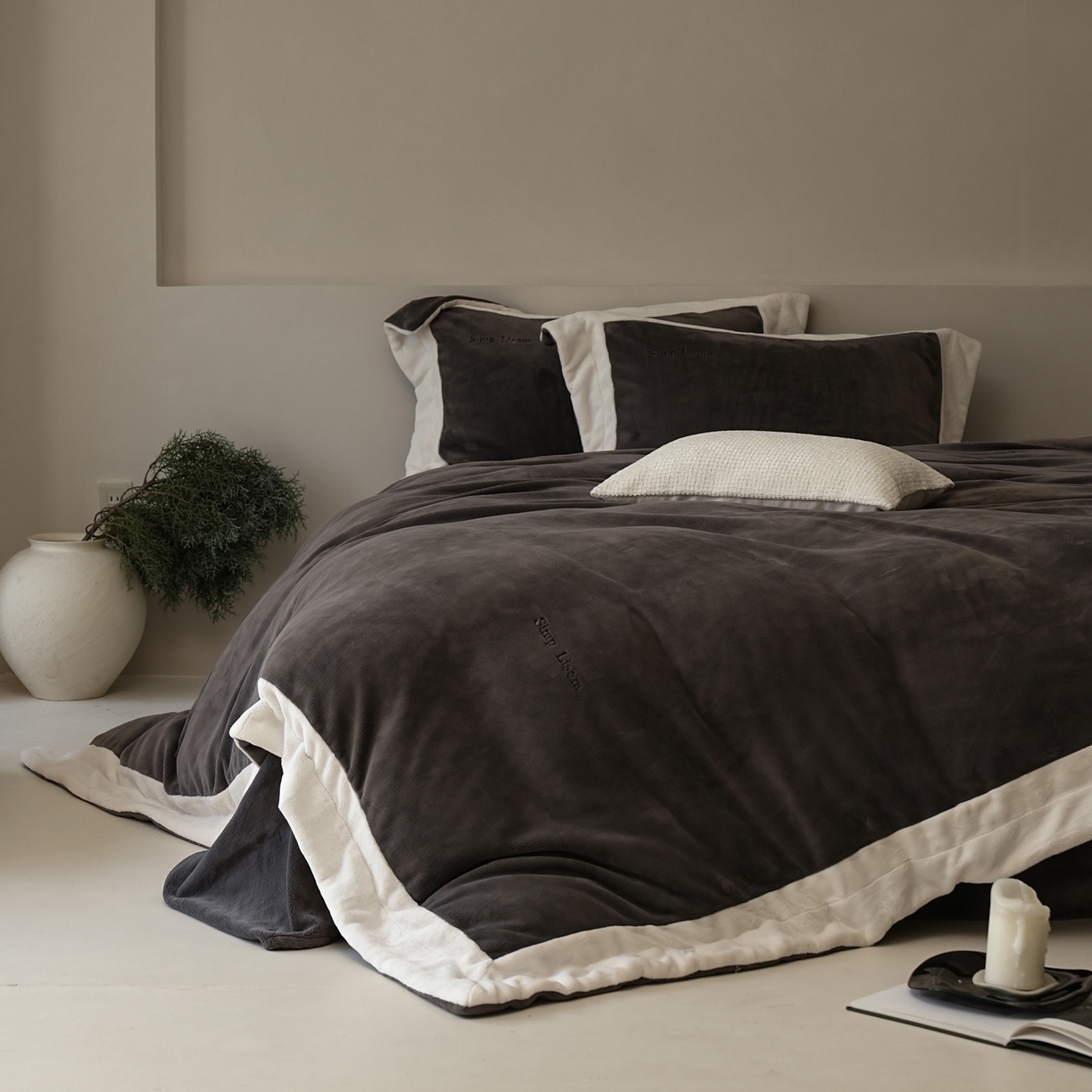 91家纺网 家纺一手货源 找家纺 简纯主义 2025新款270g全消光全工艺奶芙绒四件套-赫尔曼系列 【控价】：日常店铺券后价格：358/398 赫尔曼黑