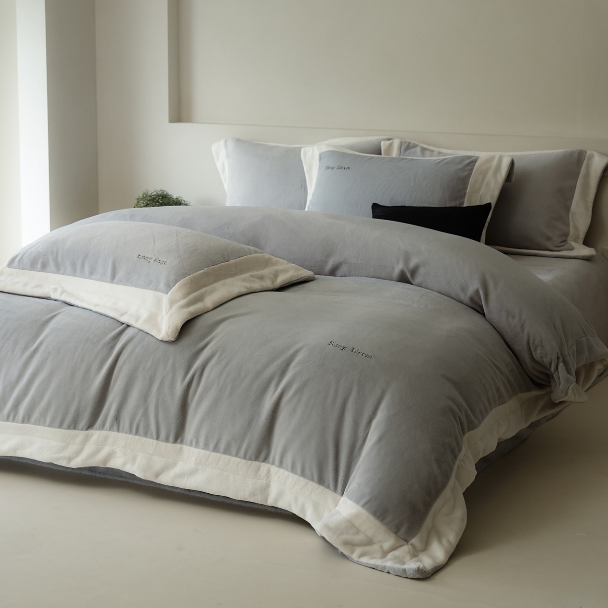 91家纺网 家纺一手货源 找家纺 简纯主义 2025新款270g全消光全工艺奶芙绒四件套-赫尔曼系列 【控价】：日常店铺券后价格：358/398 赫尔曼蓝