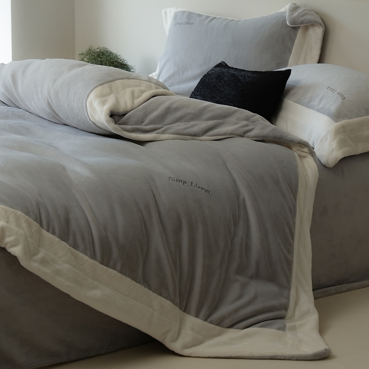 91家纺网 家纺一手货源 找家纺 简纯主义 2025新款270g全消光全工艺奶芙绒四件套-赫尔曼系列 【控价】：日常店铺券后价格：358/398 赫尔曼蓝