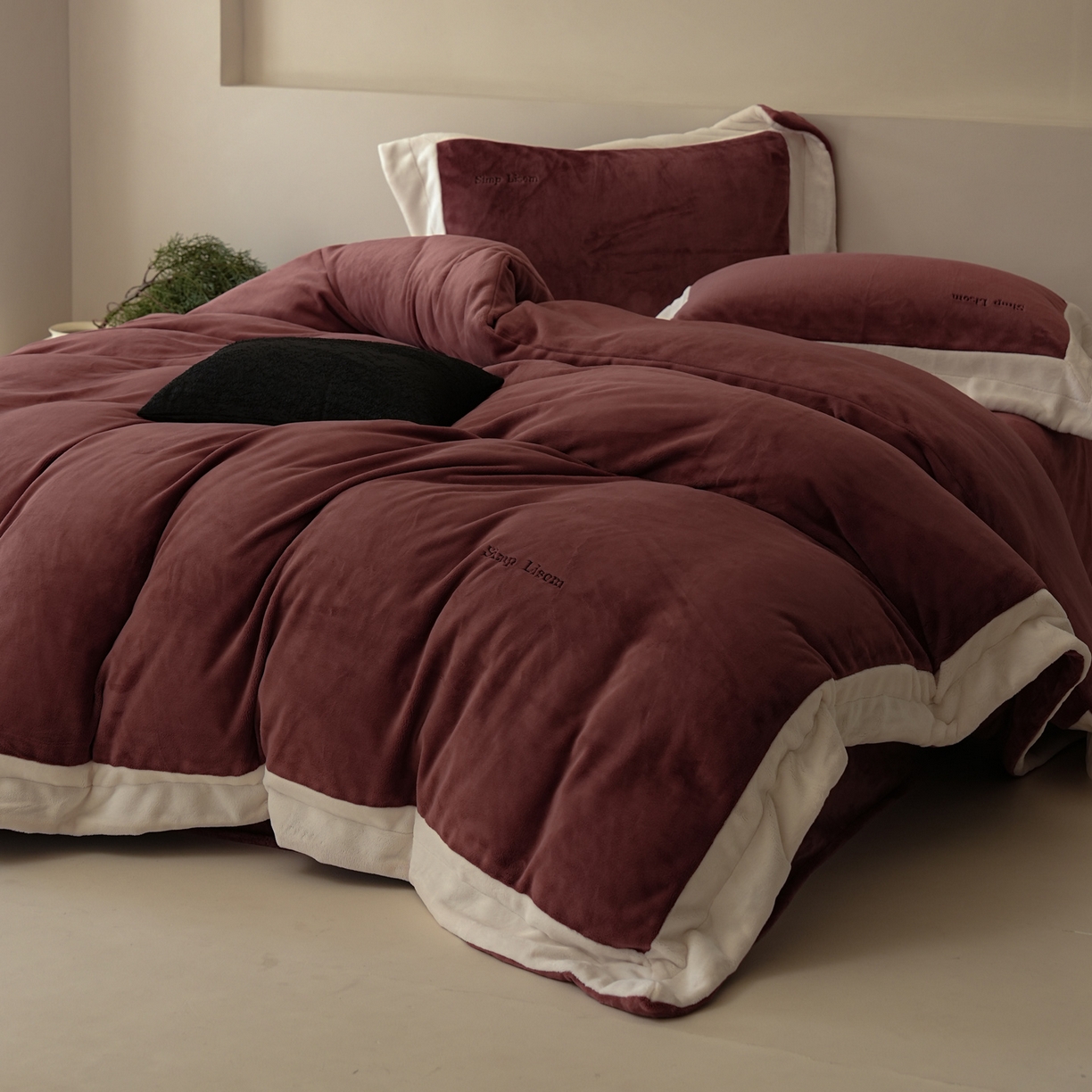 91家纺网 家纺一手货源 找家纺 简纯主义 2025新款270g全消光全工艺奶芙绒四件套-赫尔曼系列 【控价】：日常店铺券后价格：358/398 赫尔曼红