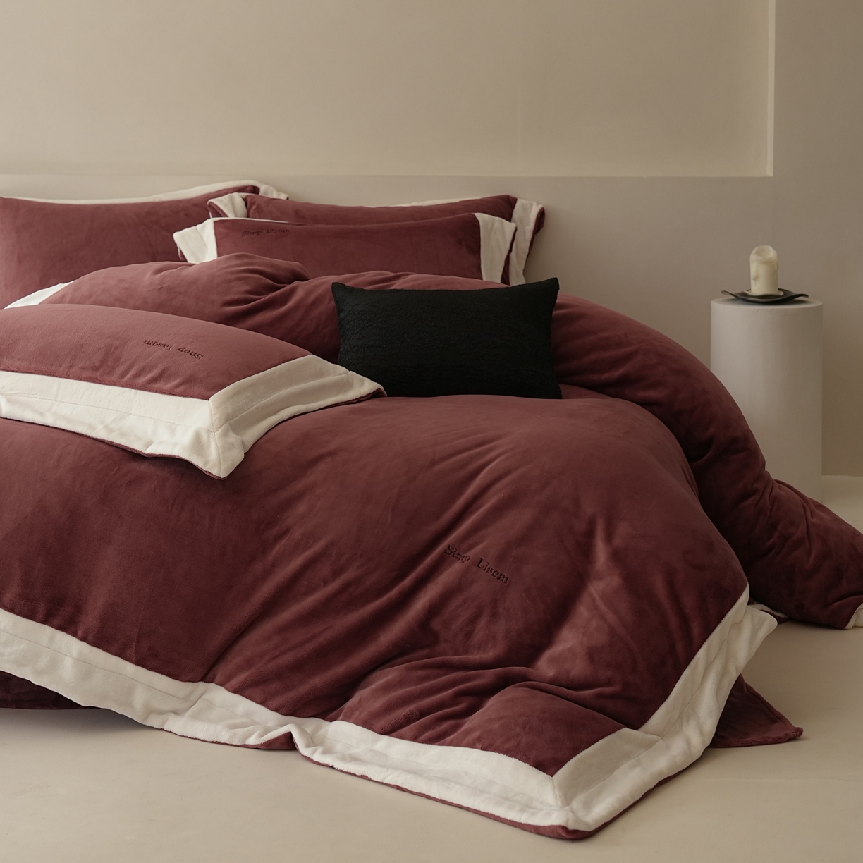 91家纺网 家纺一手货源 找家纺 简纯主义 2025新款270g全消光全工艺奶芙绒四件套-赫尔曼系列 【控价】：日常店铺券后价格：358/398 赫尔曼红