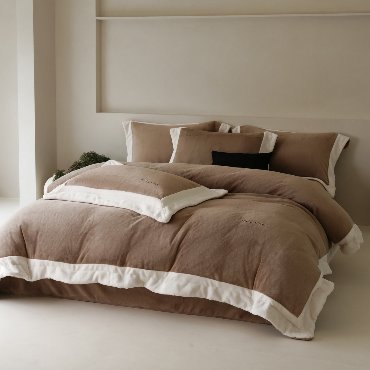 91家纺网 家纺一手货源 找家纺 简纯主义 2025新款270g全消光全工艺奶芙绒四件套-赫尔曼系列 【控价】：日常店铺券后价格：358/398 赫尔曼咖