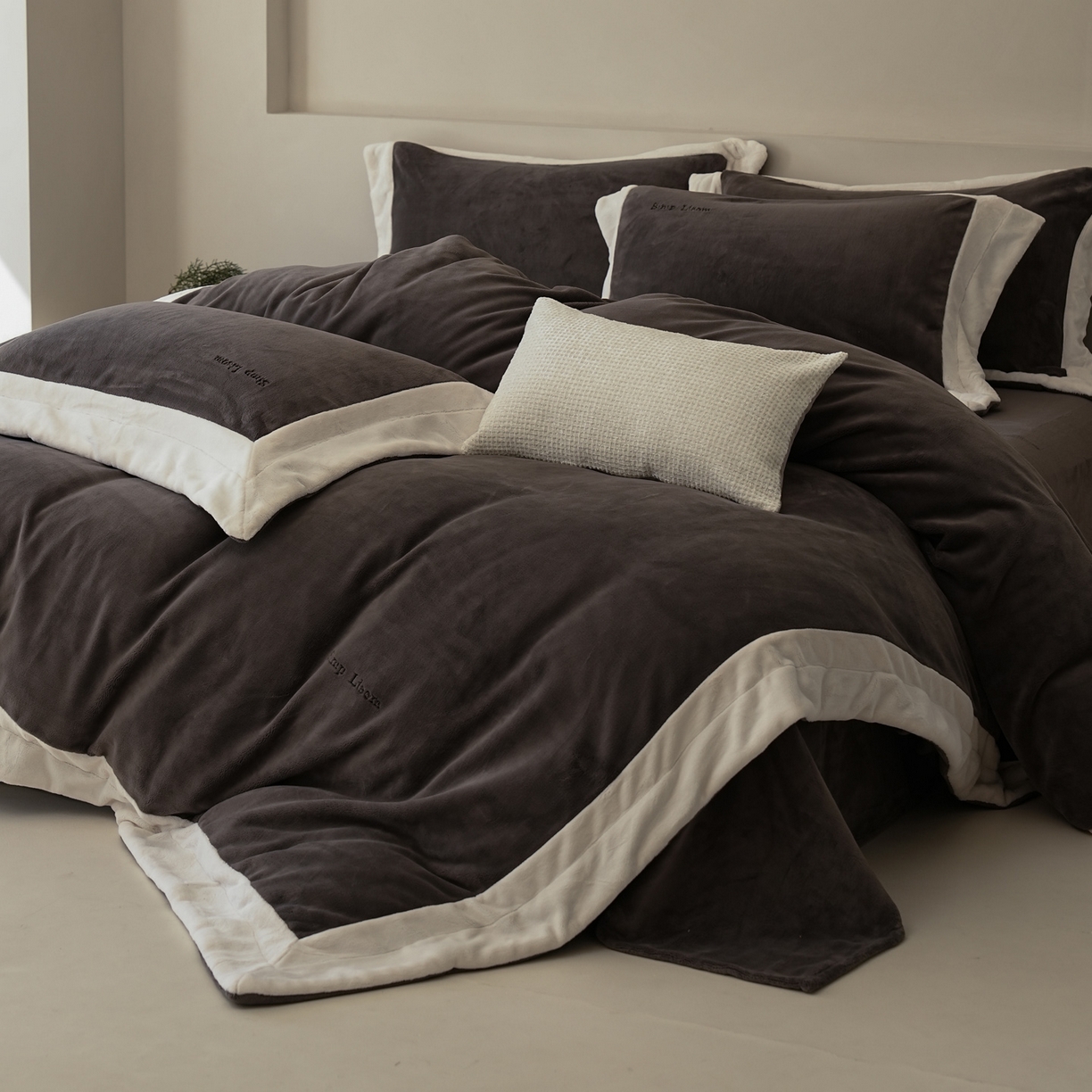 91家纺网 家纺一手货源 找家纺 简纯主义 2025新款270g全消光全工艺奶芙绒四件套-赫尔曼系列 【控价】：日常店铺券后价格：358/398 赫尔曼黑