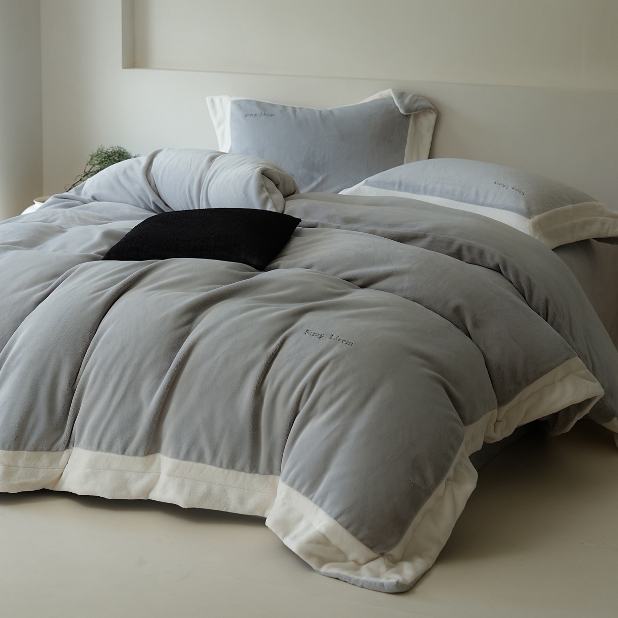 91家纺网 家纺一手货源 找家纺 简纯主义 2025新款270g全消光全工艺奶芙绒四件套-赫尔曼系列 【控价】：日常店铺券后价格：358/398 赫尔曼蓝