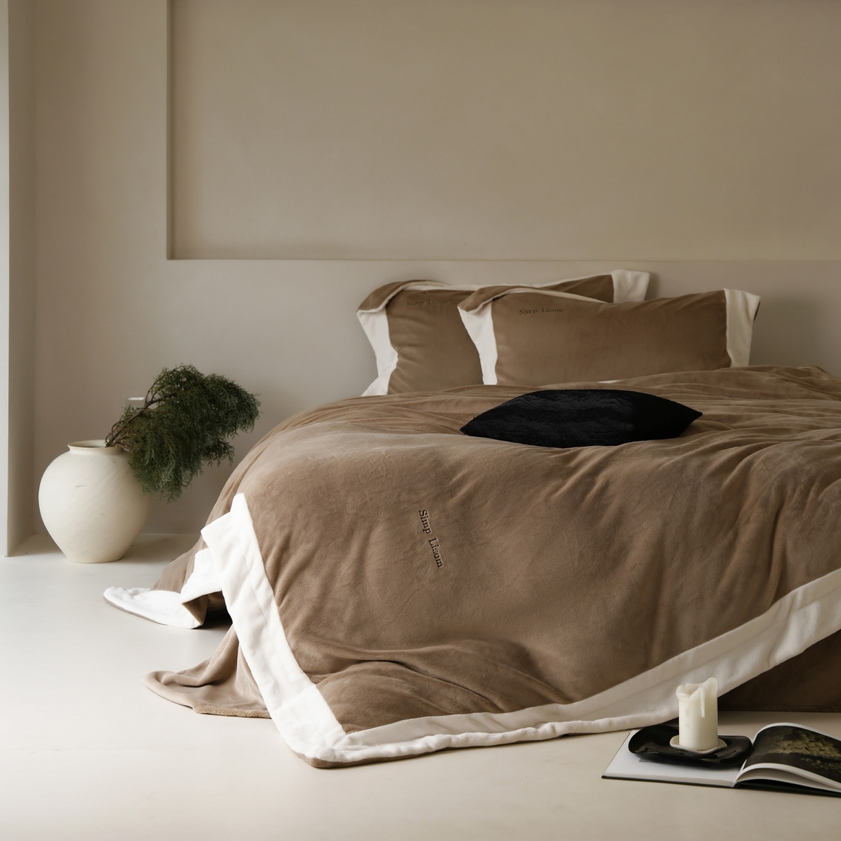 91家纺网 家纺一手货源 找家纺 简纯主义 2025新款270g全消光全工艺奶芙绒四件套-赫尔曼系列 【控价】：日常店铺券后价格：358/398 赫尔曼咖