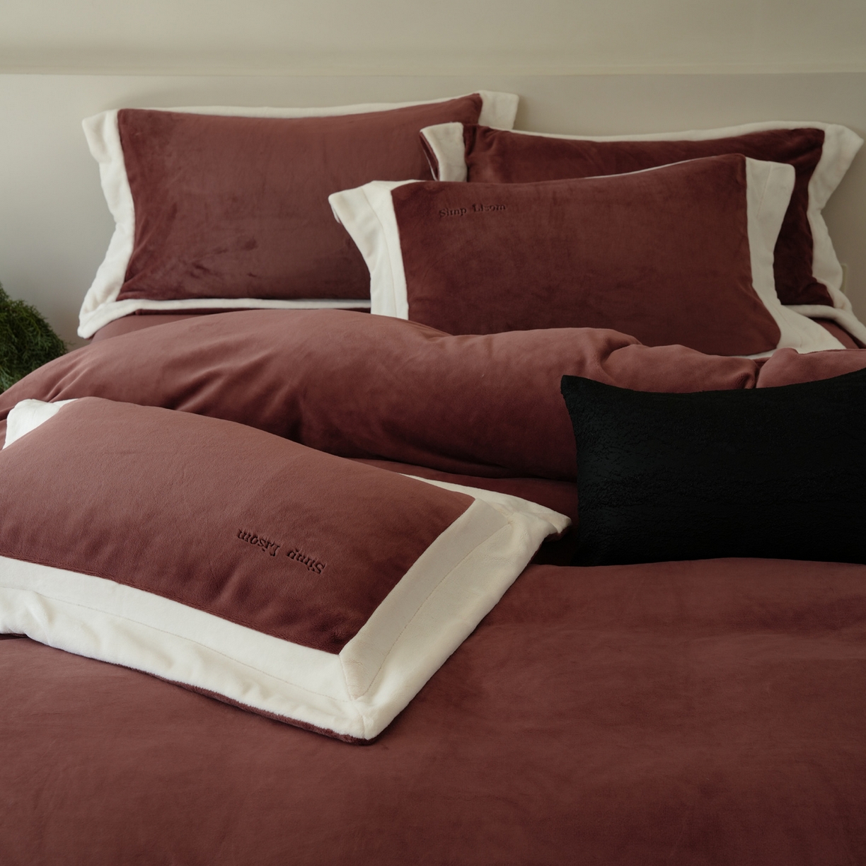 91家纺网 家纺一手货源 找家纺 简纯主义 2025新款270g全消光全工艺奶芙绒四件套-赫尔曼系列 【控价】：日常店铺券后价格：358/398 赫尔曼红