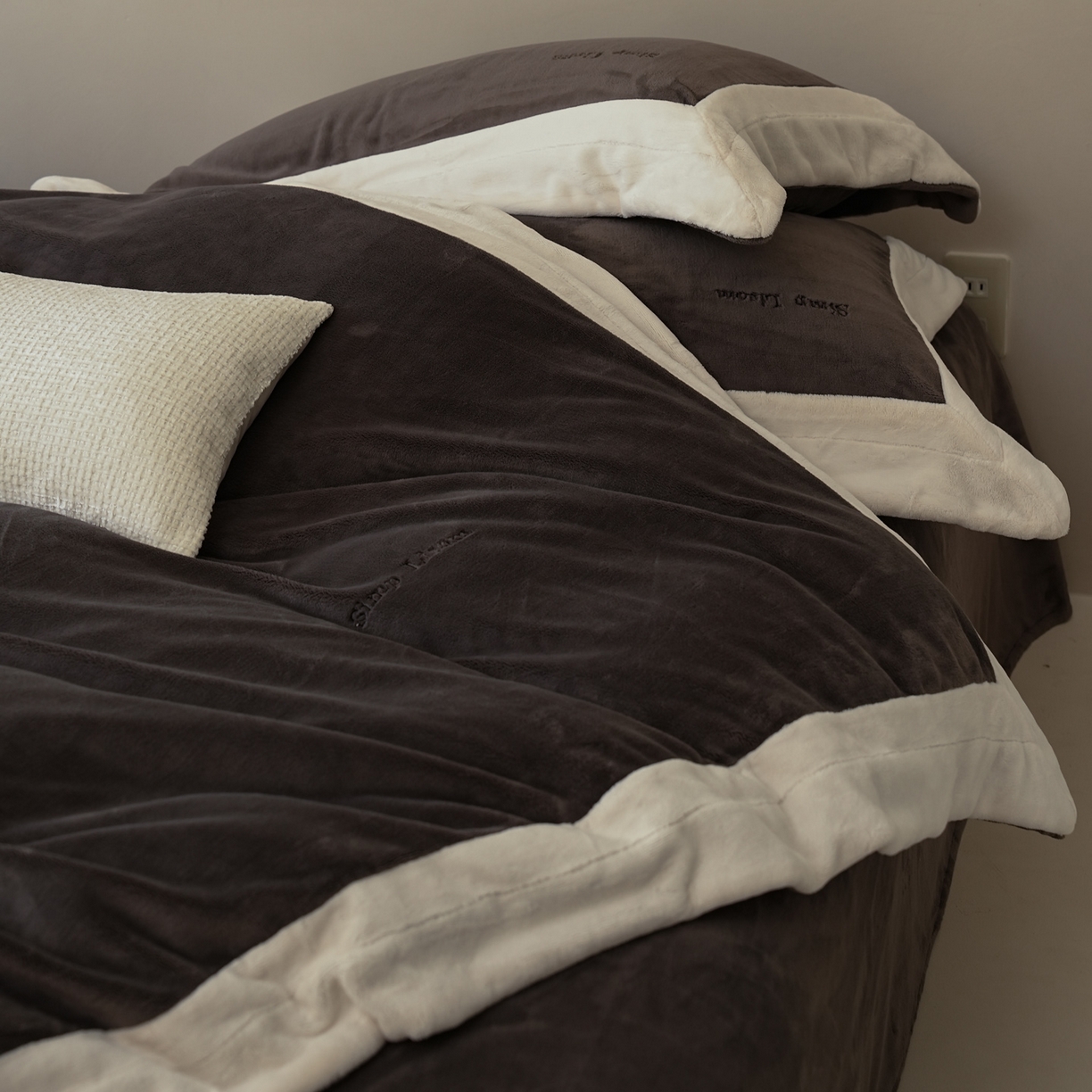 91家纺网 家纺一手货源 找家纺 简纯主义 2025新款270g全消光全工艺奶芙绒四件套-赫尔曼系列 【控价】：日常店铺券后价格：358/398 赫尔曼黑