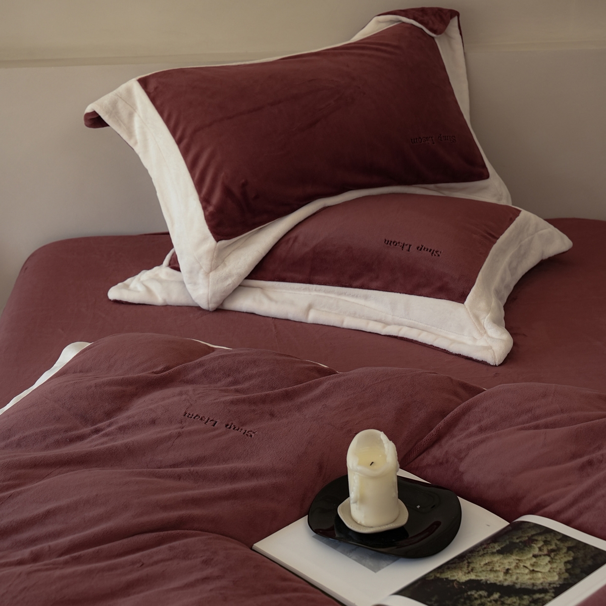 91家纺网 家纺一手货源 找家纺 简纯主义 2025新款270g全消光全工艺奶芙绒四件套-赫尔曼系列 【控价】：日常店铺券后价格：358/398 赫尔曼红