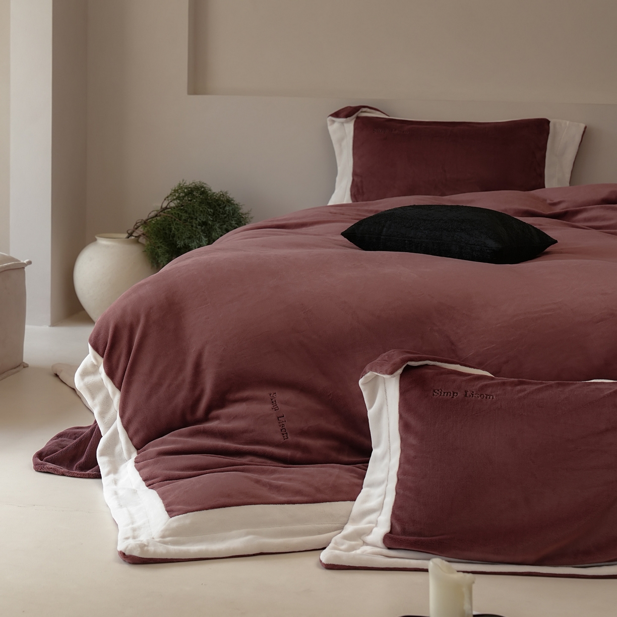 91家纺网 家纺一手货源 找家纺 简纯主义 2025新款270g全消光全工艺奶芙绒四件套-赫尔曼系列 【控价】：日常店铺券后价格：358/398 赫尔曼红