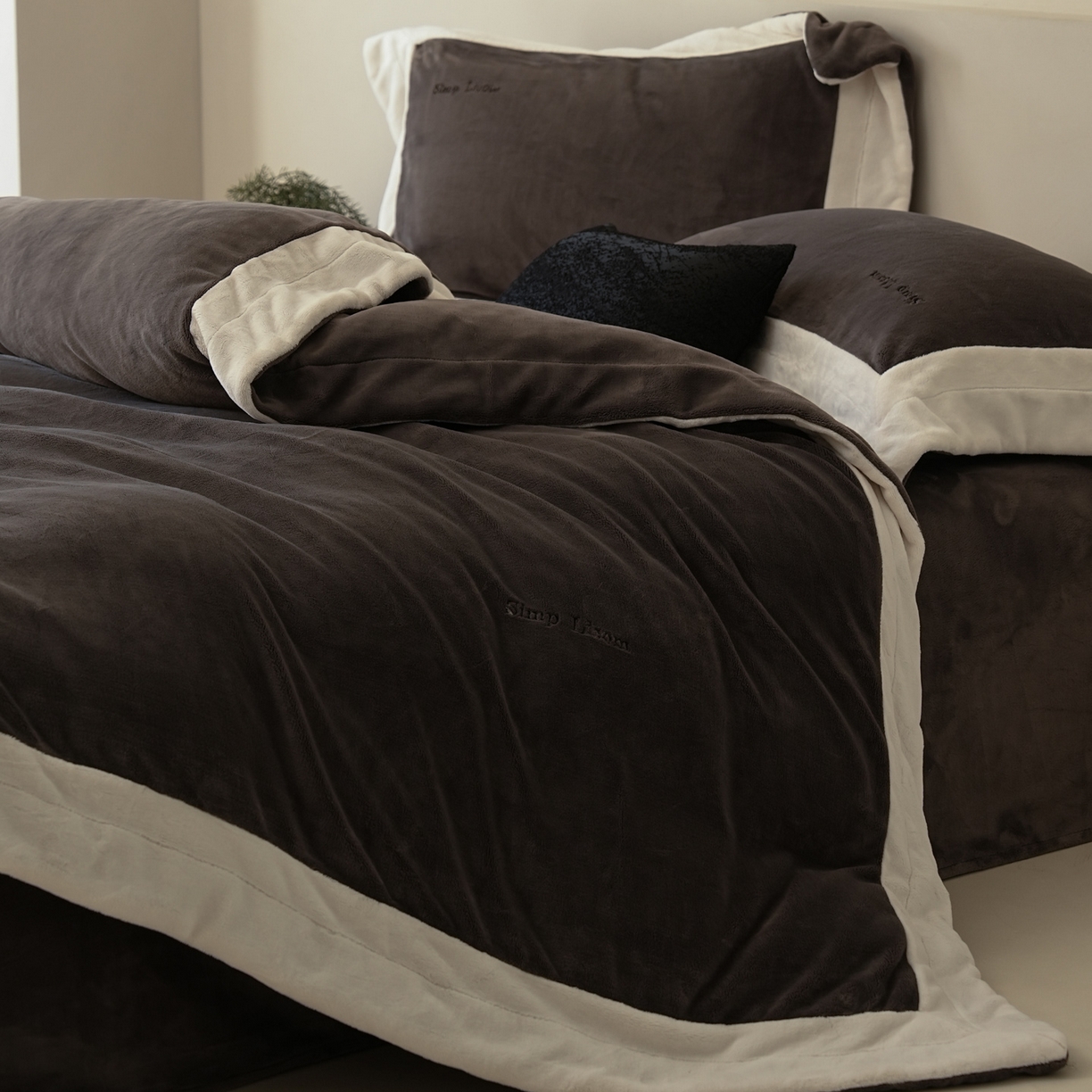 91家纺网 家纺一手货源 找家纺 简纯主义 2025新款270g全消光全工艺奶芙绒四件套-赫尔曼系列 【控价】：日常店铺券后价格：358/398 赫尔曼黑