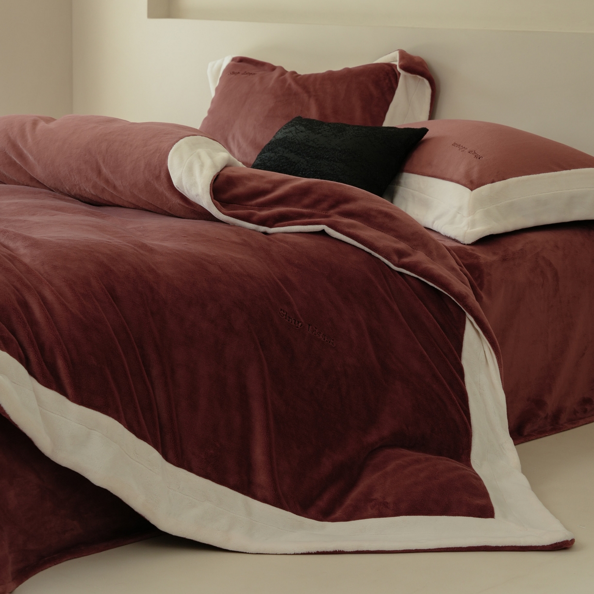 91家纺网 家纺一手货源 找家纺 简纯主义 2025新款270g全消光全工艺奶芙绒四件套-赫尔曼系列 【控价】：日常店铺券后价格：358/398 赫尔曼红