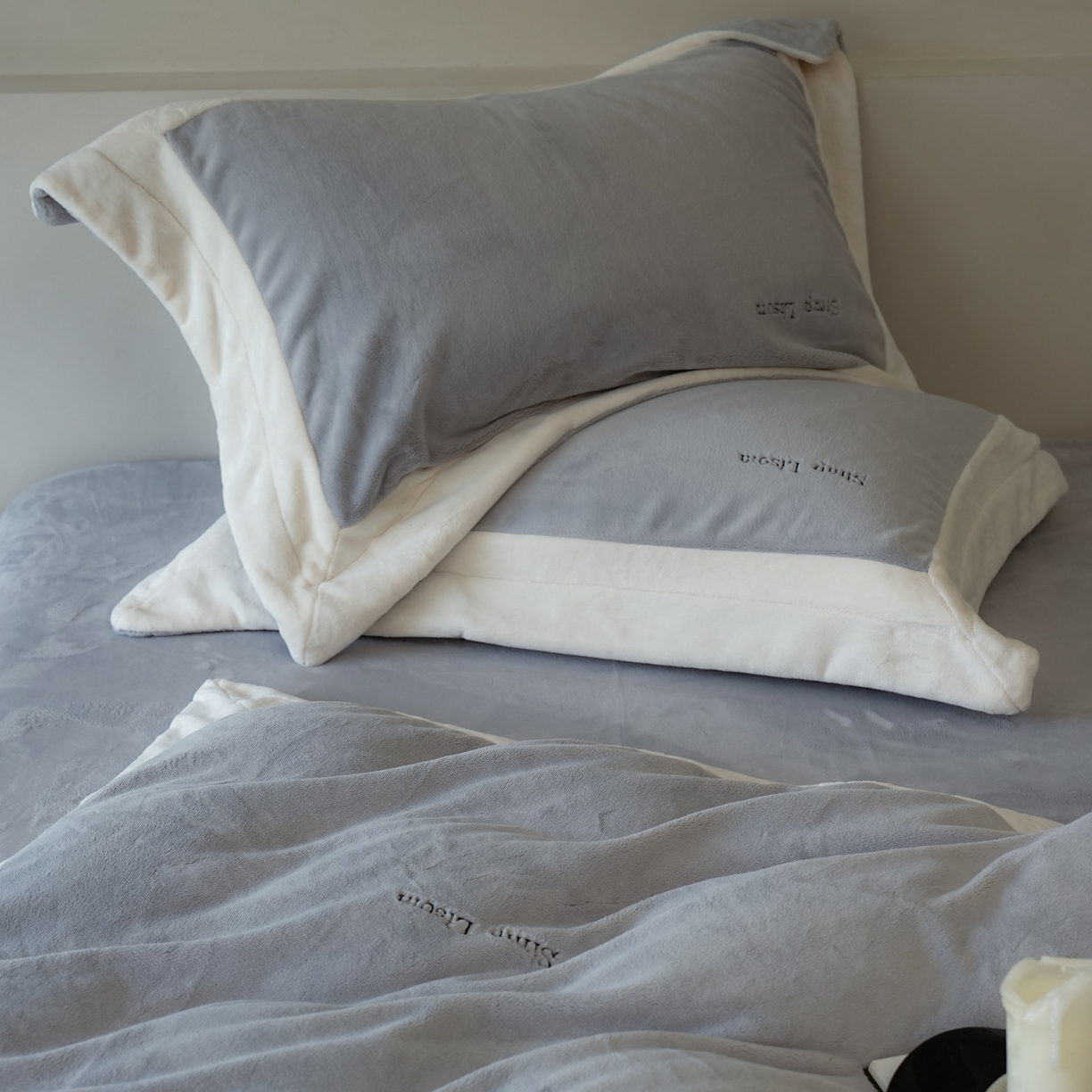 91家纺网 家纺一手货源 找家纺 简纯主义 2025新款270g全消光全工艺奶芙绒四件套-赫尔曼系列 【控价】：日常店铺券后价格：358/398 赫尔曼蓝