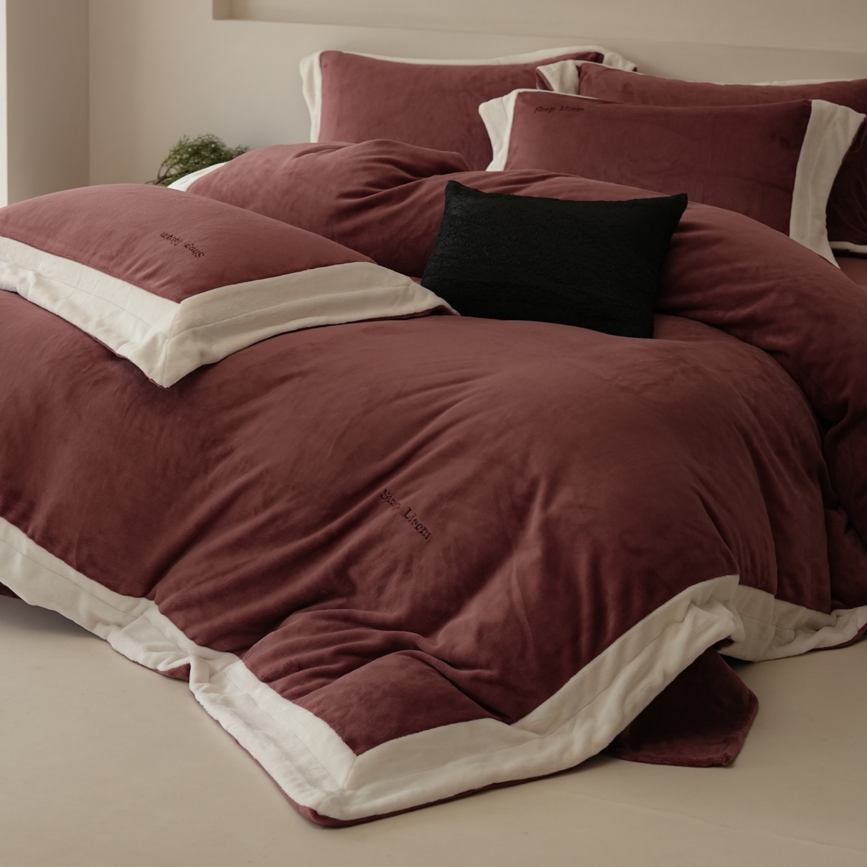 91家纺网 家纺一手货源 找家纺 简纯主义 2025新款270g全消光全工艺奶芙绒四件套-赫尔曼系列 【控价】：日常店铺券后价格：358/398 赫尔曼红