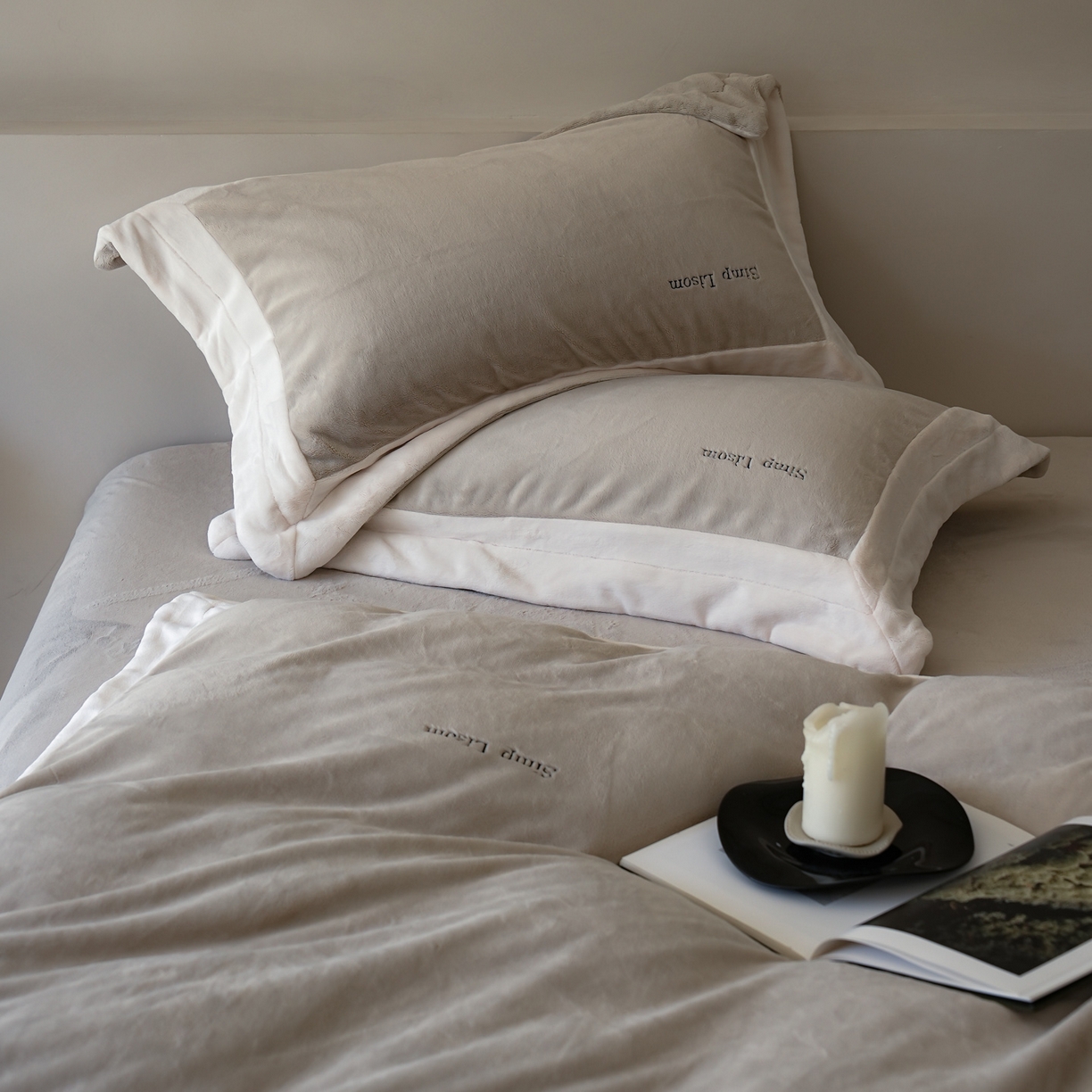 91家纺网 家纺一手货源 找家纺 简纯主义 2025新款270g全消光全工艺奶芙绒四件套-赫尔曼系列 【控价】：日常店铺券后价格：358/398 赫尔曼灰