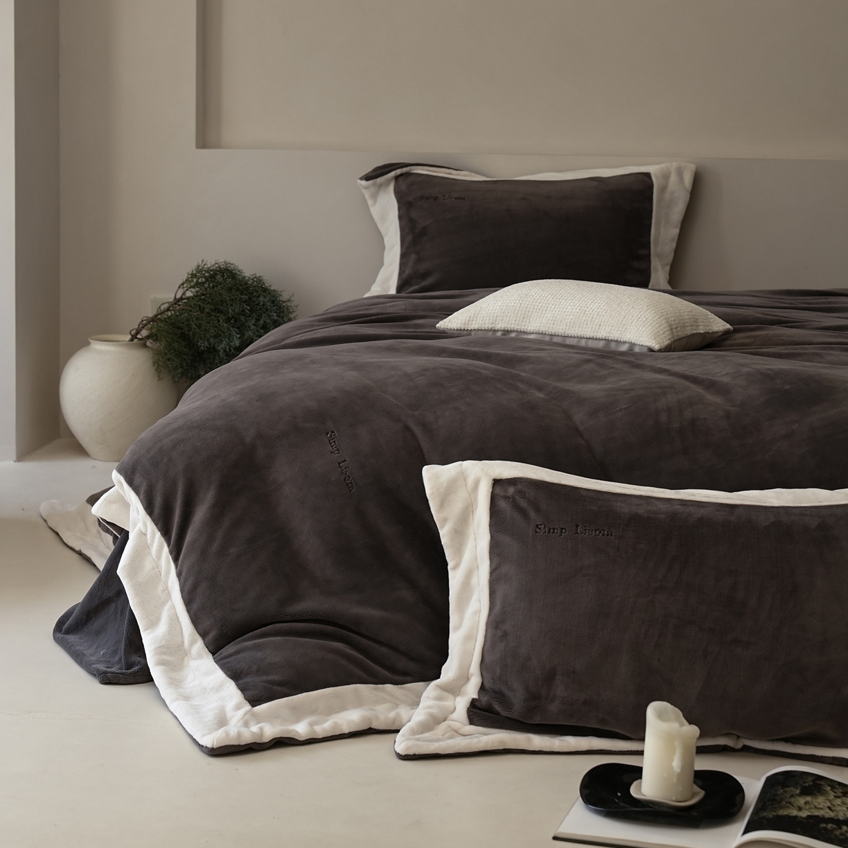 91家纺网 家纺一手货源 找家纺 简纯主义 2025新款270g全消光全工艺奶芙绒四件套-赫尔曼系列 【控价】：日常店铺券后价格：358/398 赫尔曼黑