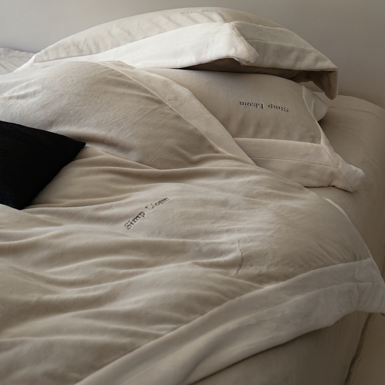 91家纺网 家纺一手货源 找家纺 简纯主义 2025新款270g全消光全工艺奶芙绒四件套-赫尔曼系列 【控价】：日常店铺券后价格：358/398 赫尔曼灰