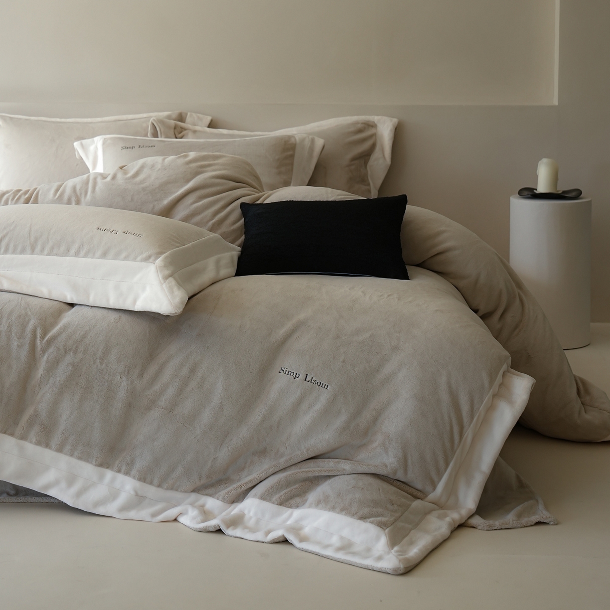 91家纺网 家纺一手货源 找家纺 简纯主义 2025新款270g全消光全工艺奶芙绒四件套-赫尔曼系列 【控价】：日常店铺券后价格：358/398 赫尔曼灰