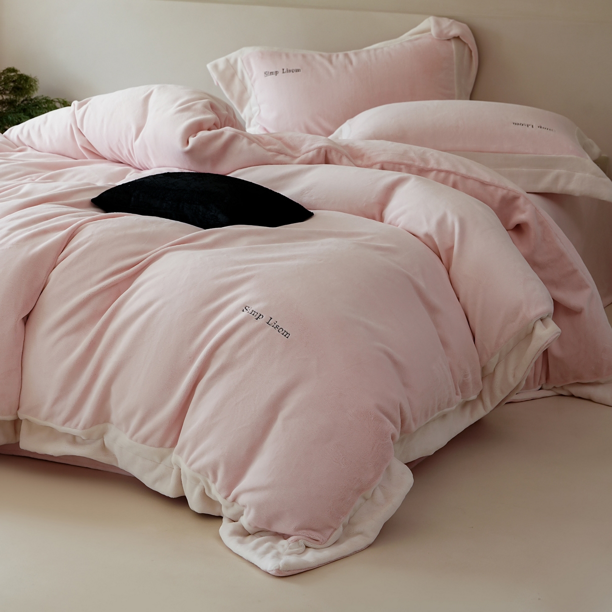 91家纺网 家纺一手货源 找家纺 简纯主义 2025新款270g全消光全工艺奶芙绒四件套-赫尔曼系列 【控价】：日常店铺券后价格：358/398 赫尔曼粉