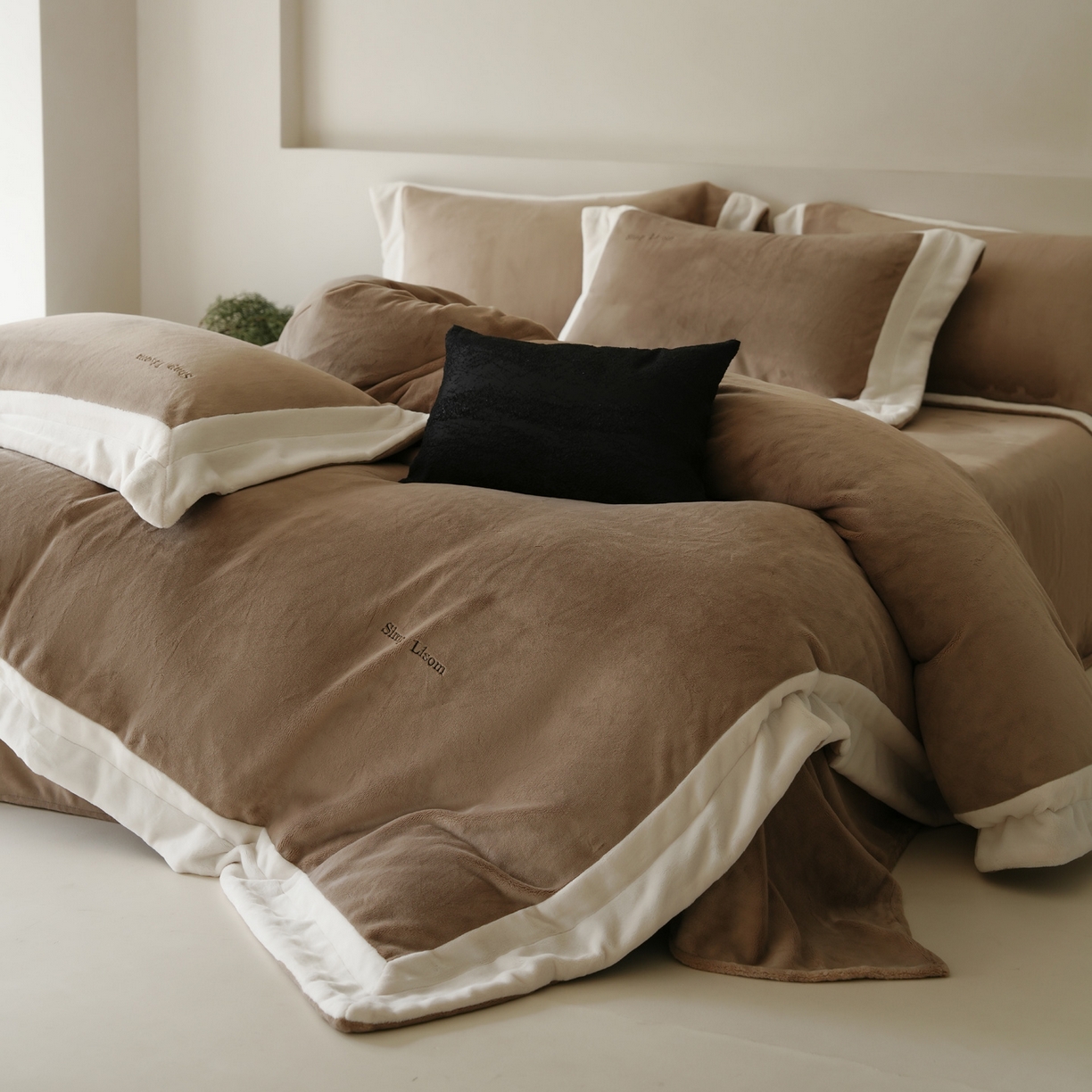 91家纺网 家纺一手货源 找家纺 简纯主义 2025新款270g全消光全工艺奶芙绒四件套-赫尔曼系列 【控价】：日常店铺券后价格：358/398 赫尔曼咖