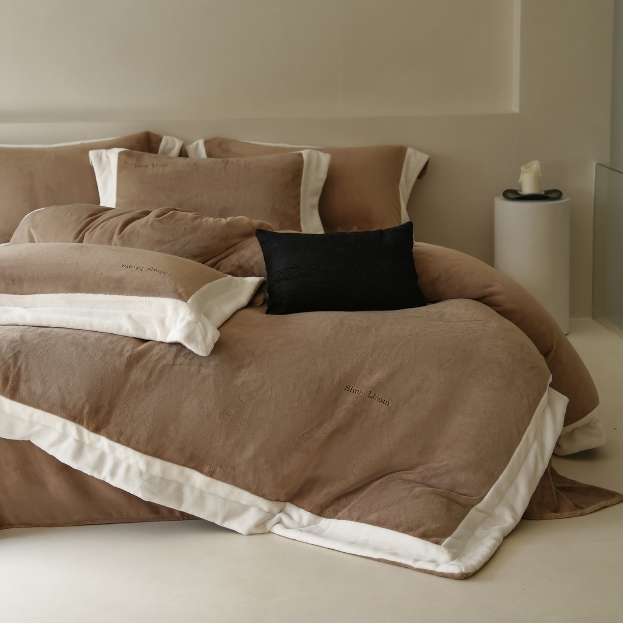 91家纺网 家纺一手货源 找家纺 简纯主义 2025新款270g全消光全工艺奶芙绒四件套-赫尔曼系列 【控价】：日常店铺券后价格：358/398 赫尔曼咖