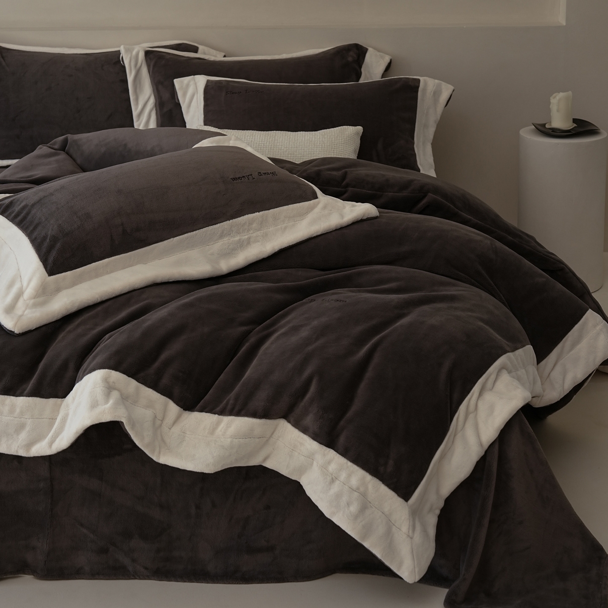 91家纺网 家纺一手货源 找家纺 简纯主义 2025新款270g全消光全工艺奶芙绒四件套-赫尔曼系列 【控价】：日常店铺券后价格：358/398 赫尔曼黑