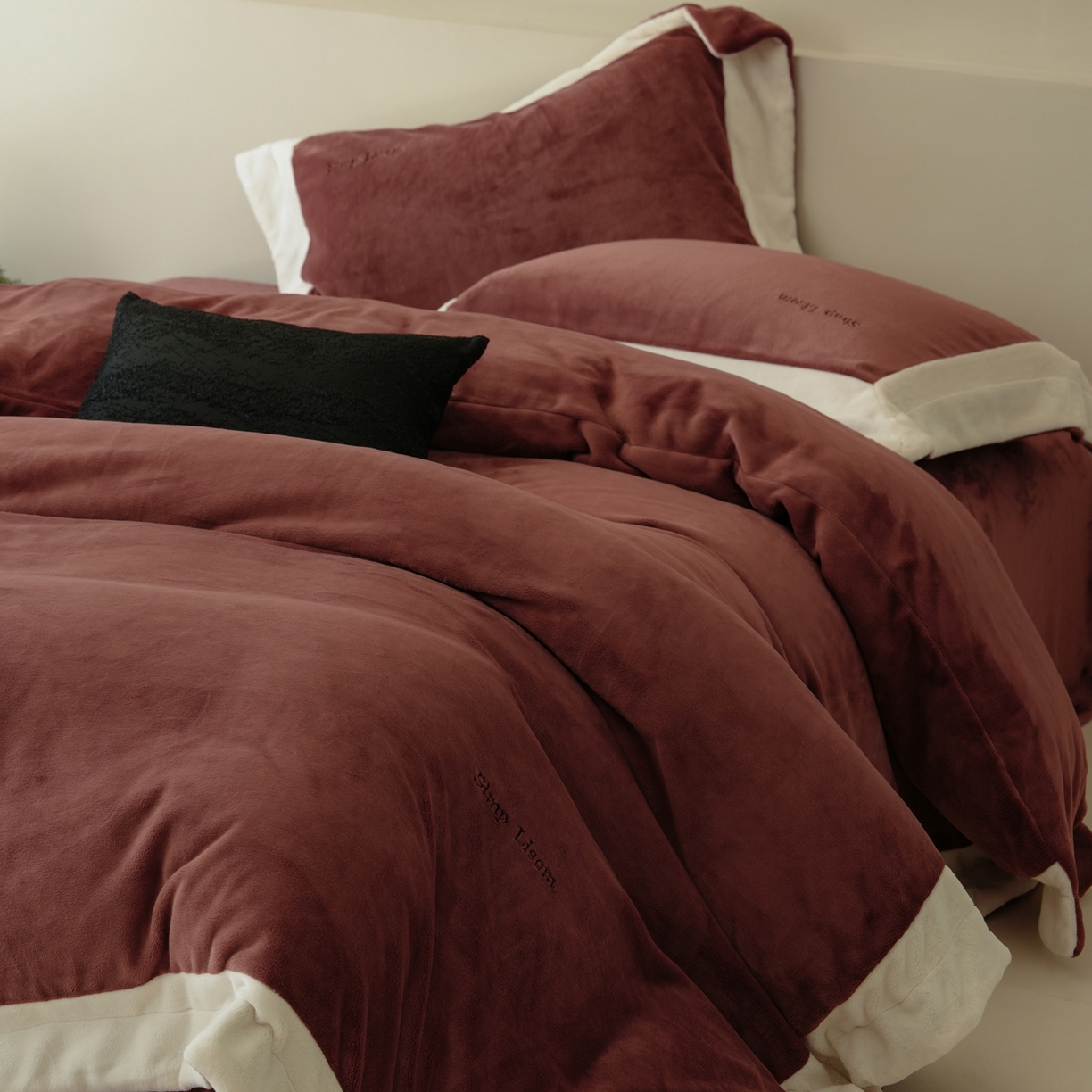 91家纺网 家纺一手货源 找家纺 简纯主义 2025新款270g全消光全工艺奶芙绒四件套-赫尔曼系列 【控价】：日常店铺券后价格：358/398 赫尔曼红