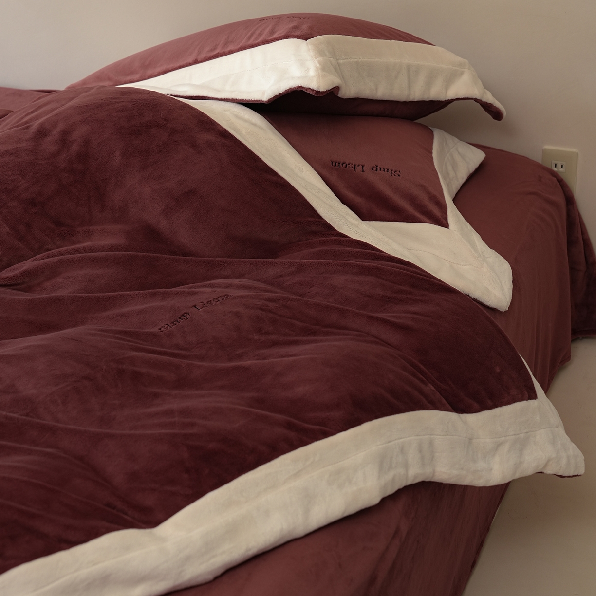 91家纺网 家纺一手货源 找家纺 简纯主义 2025新款270g全消光全工艺奶芙绒四件套-赫尔曼系列 【控价】：日常店铺券后价格：358/398 赫尔曼红