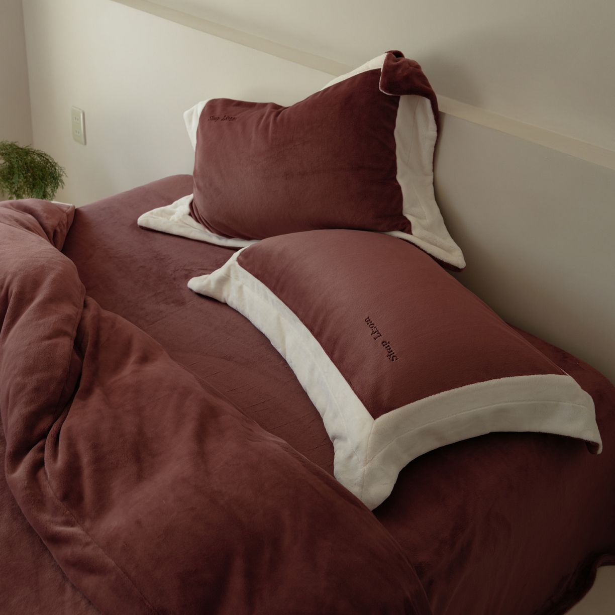 91家纺网 家纺一手货源 找家纺 简纯主义 2025新款270g全消光全工艺奶芙绒四件套-赫尔曼系列 【控价】：日常店铺券后价格：358/398 赫尔曼红