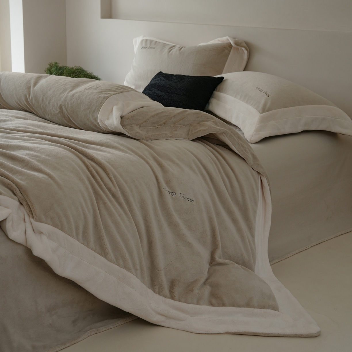 91家纺网 家纺一手货源 找家纺 简纯主义 2025新款270g全消光全工艺奶芙绒四件套-赫尔曼系列 【控价】：日常店铺券后价格：358/398 赫尔曼灰