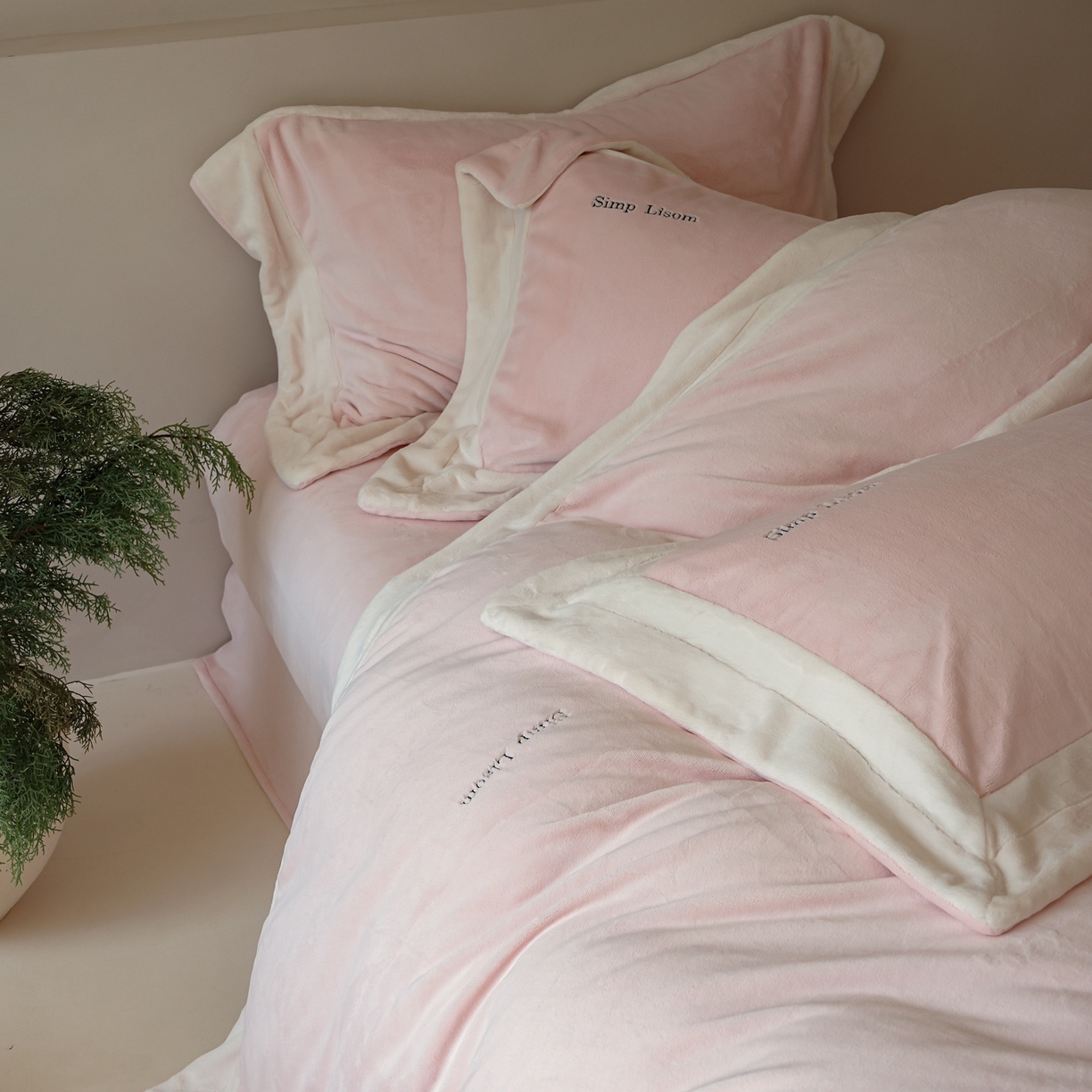 91家纺网 家纺一手货源 找家纺 简纯主义 2025新款270g全消光全工艺奶芙绒四件套-赫尔曼系列 【控价】：日常店铺券后价格：358/398 赫尔曼粉