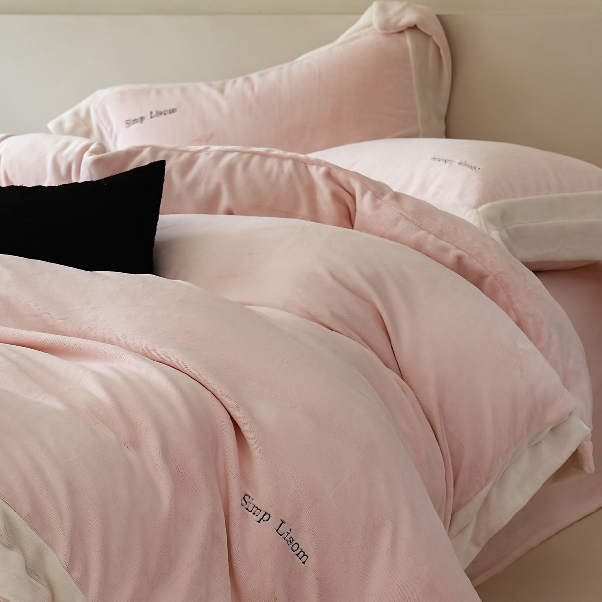 91家纺网 家纺一手货源 找家纺 简纯主义 2025新款270g全消光全工艺奶芙绒四件套-赫尔曼系列 【控价】：日常店铺券后价格：358/398 赫尔曼粉