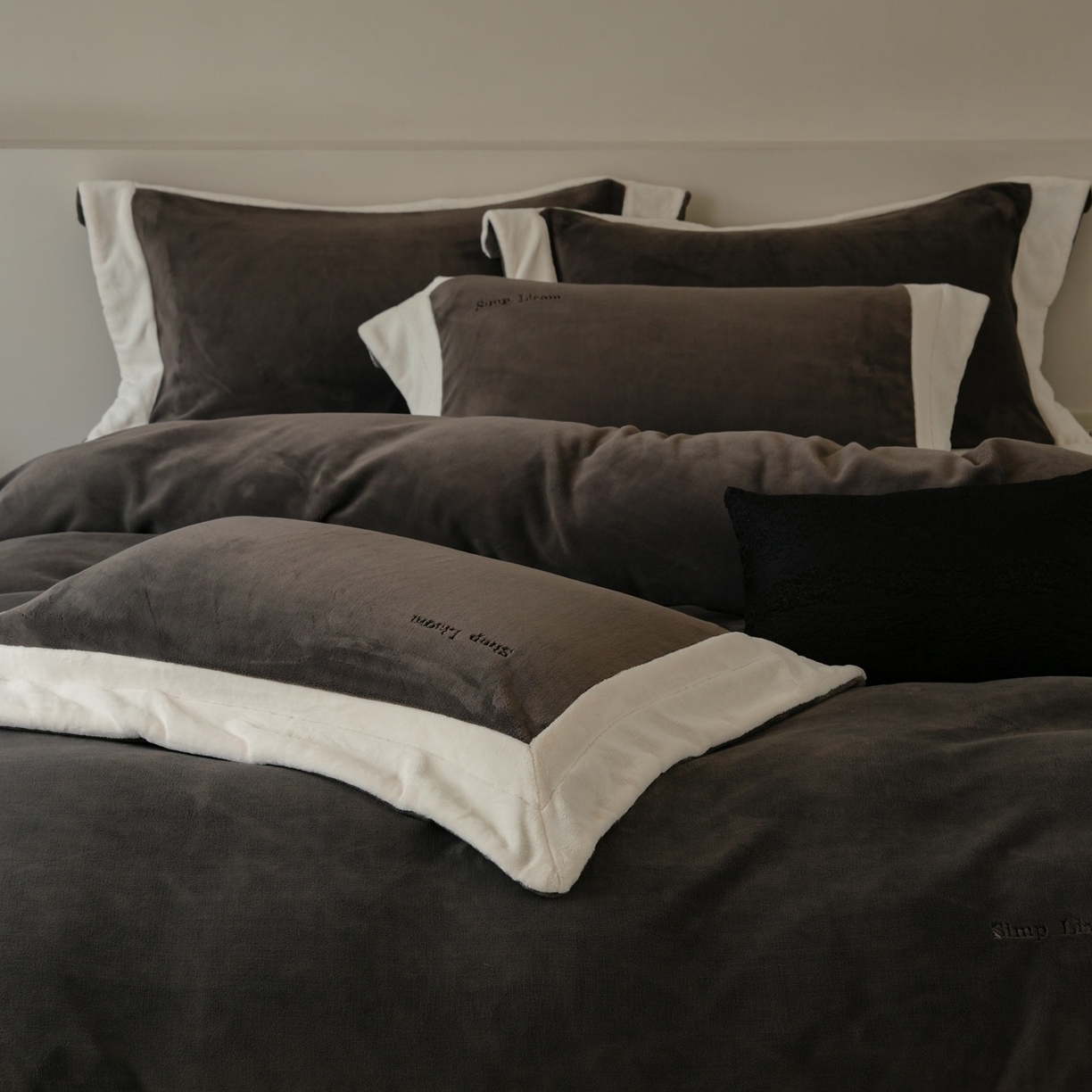 91家纺网 家纺一手货源 找家纺 简纯主义 2025新款270g全消光全工艺奶芙绒四件套-赫尔曼系列 【控价】：日常店铺券后价格：358/398 赫尔曼黑