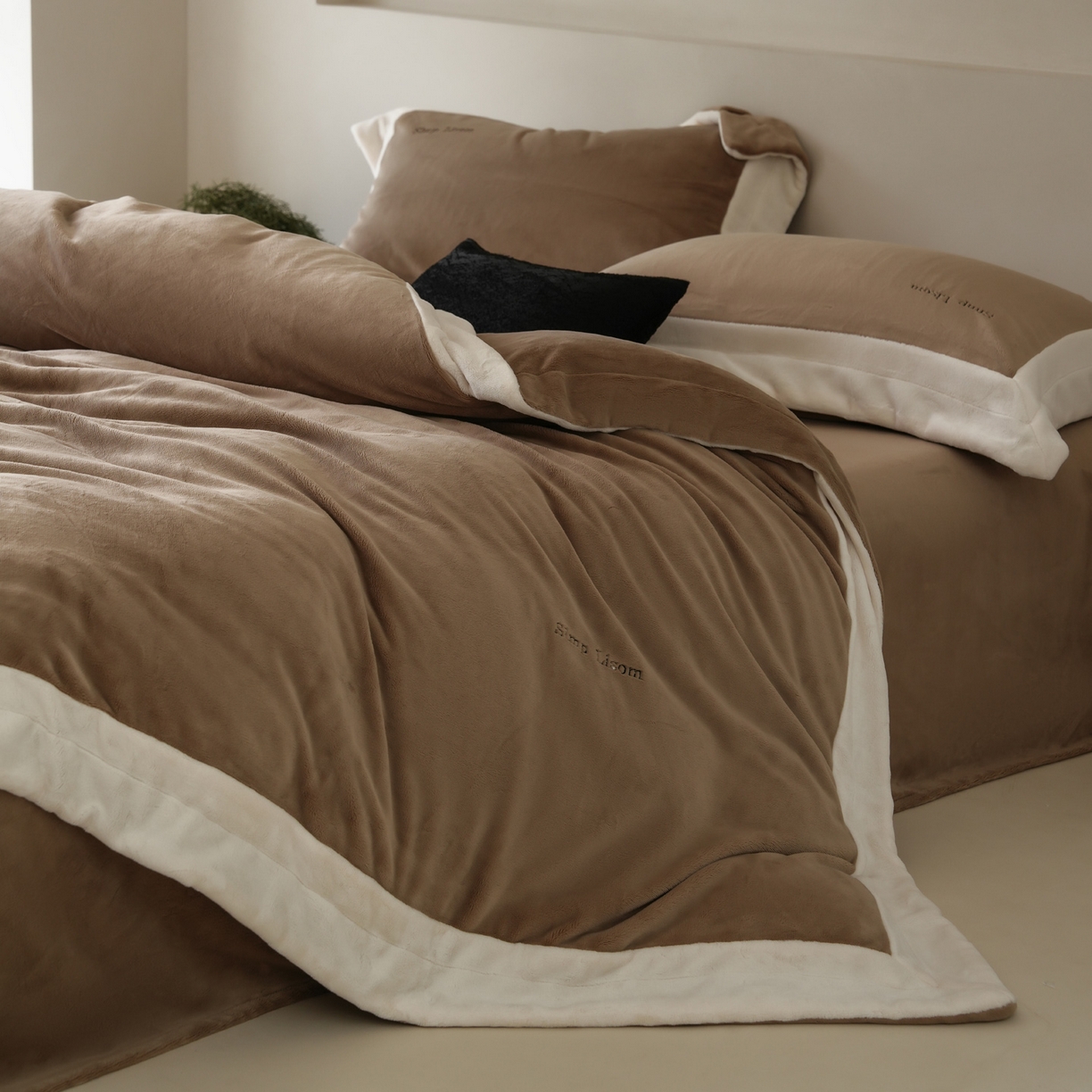 91家纺网 家纺一手货源 找家纺 简纯主义 2025新款270g全消光全工艺奶芙绒四件套-赫尔曼系列 【控价】：日常店铺券后价格：358/398 赫尔曼咖