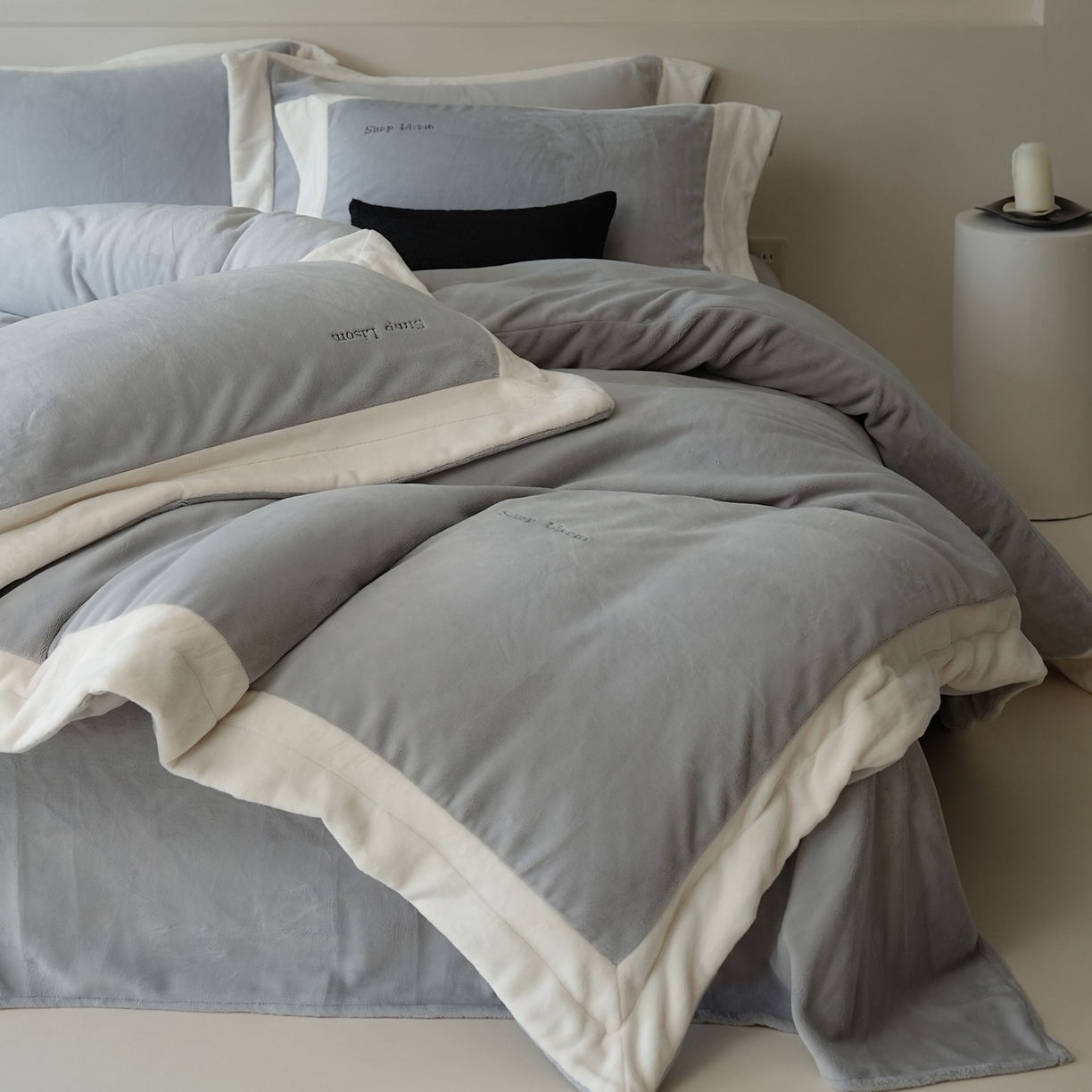 91家纺网 家纺一手货源 找家纺 简纯主义 2025新款270g全消光全工艺奶芙绒四件套-赫尔曼系列 【控价】：日常店铺券后价格：358/398 赫尔曼蓝