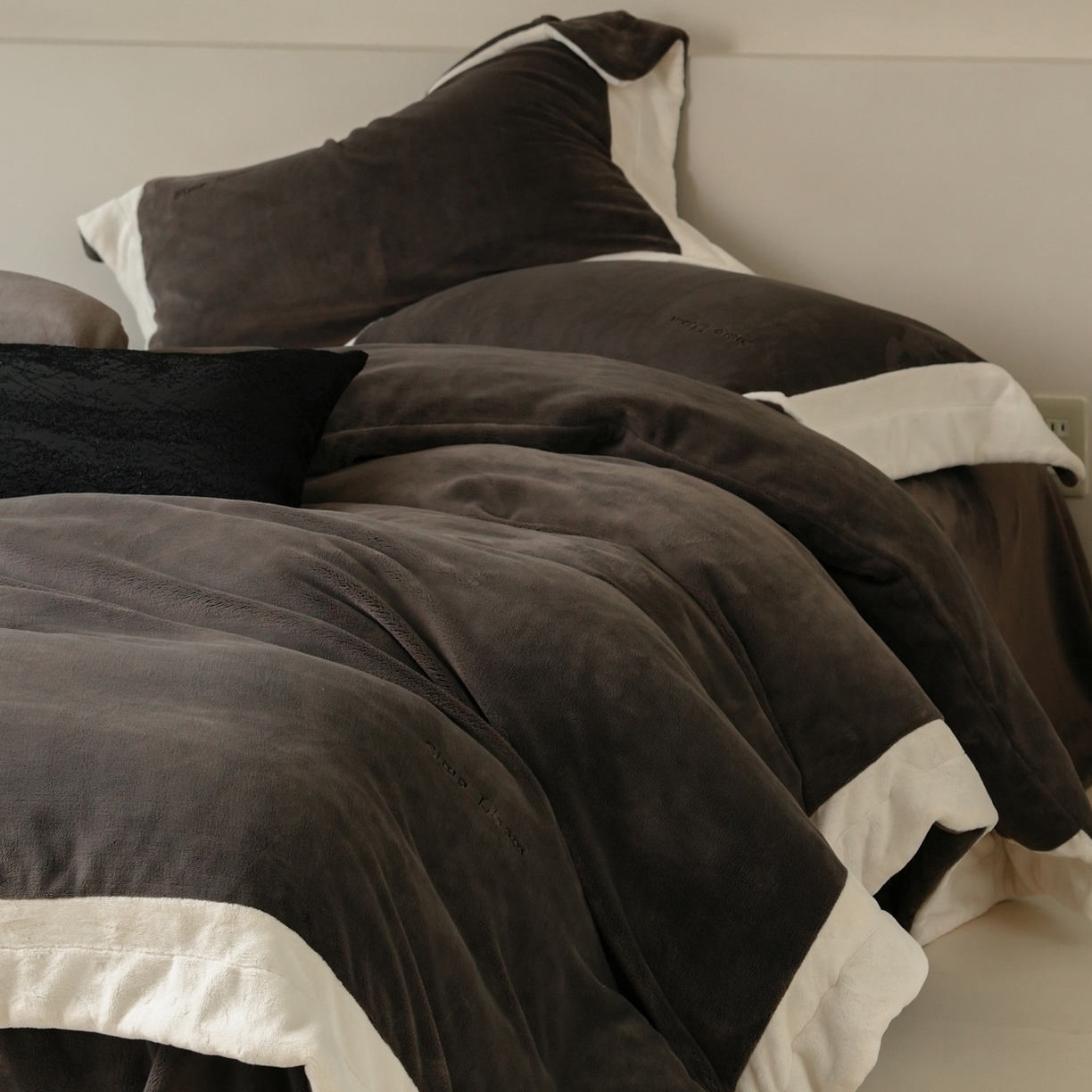 91家纺网 家纺一手货源 找家纺 简纯主义 2025新款270g全消光全工艺奶芙绒四件套-赫尔曼系列 【控价】：日常店铺券后价格：358/398 赫尔曼黑