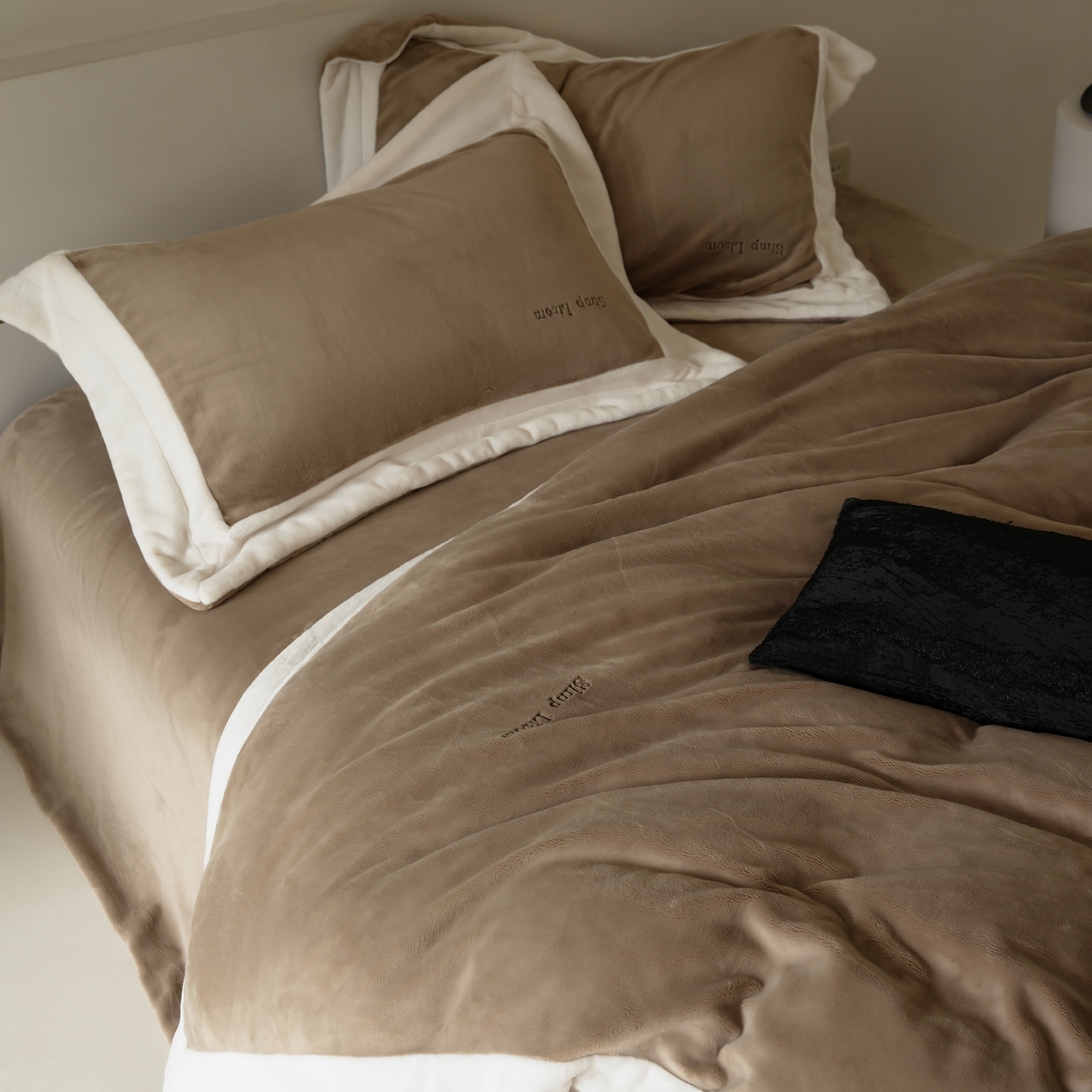 91家纺网 家纺一手货源 找家纺 简纯主义 2025新款270g全消光全工艺奶芙绒四件套-赫尔曼系列 【控价】：日常店铺券后价格：358/398 赫尔曼咖