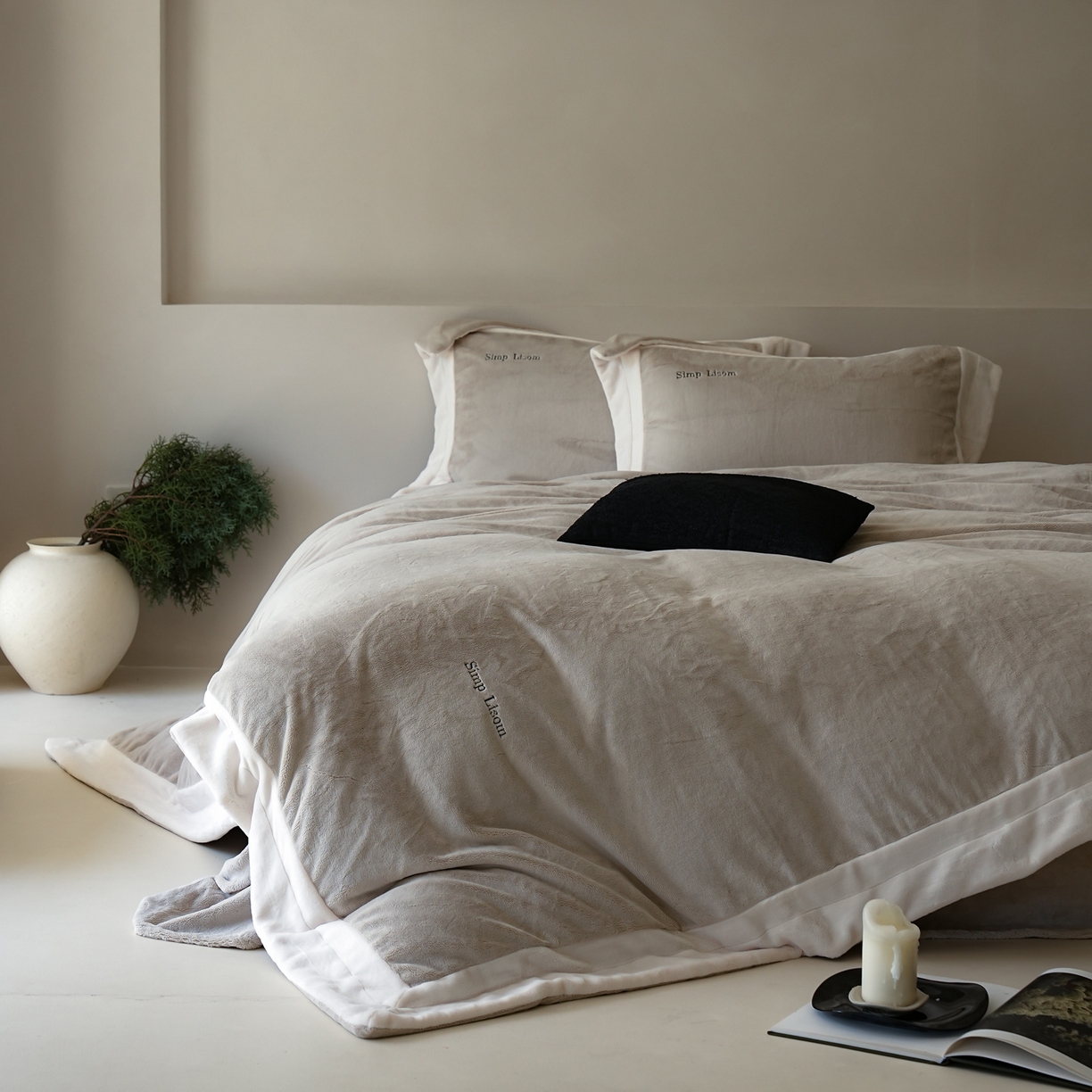 91家纺网 家纺一手货源 找家纺 简纯主义 2025新款270g全消光全工艺奶芙绒四件套-赫尔曼系列 【控价】：日常店铺券后价格：358/398 赫尔曼灰