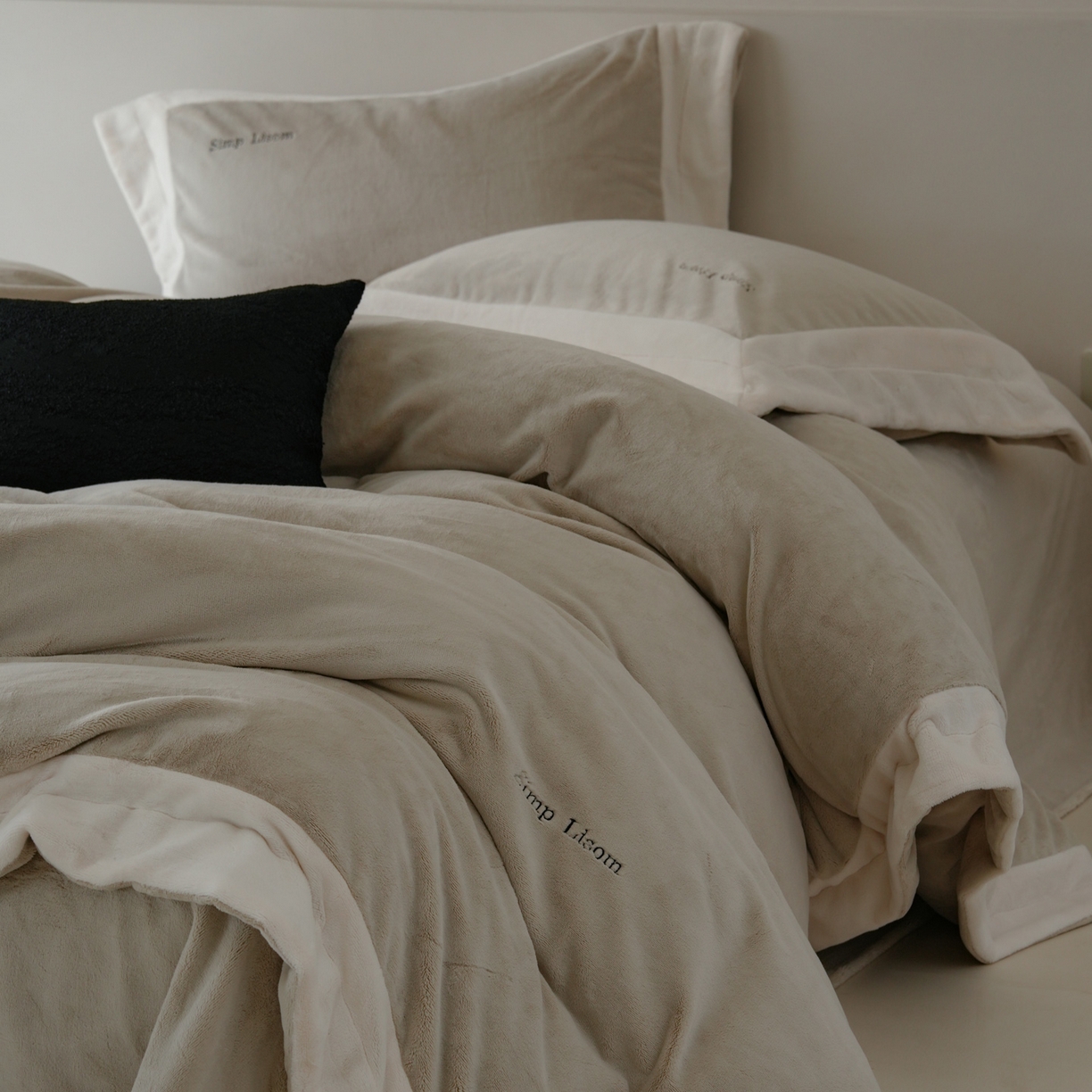 91家纺网 家纺一手货源 找家纺 简纯主义 2025新款270g全消光全工艺奶芙绒四件套-赫尔曼系列 【控价】：日常店铺券后价格：358/398 赫尔曼灰