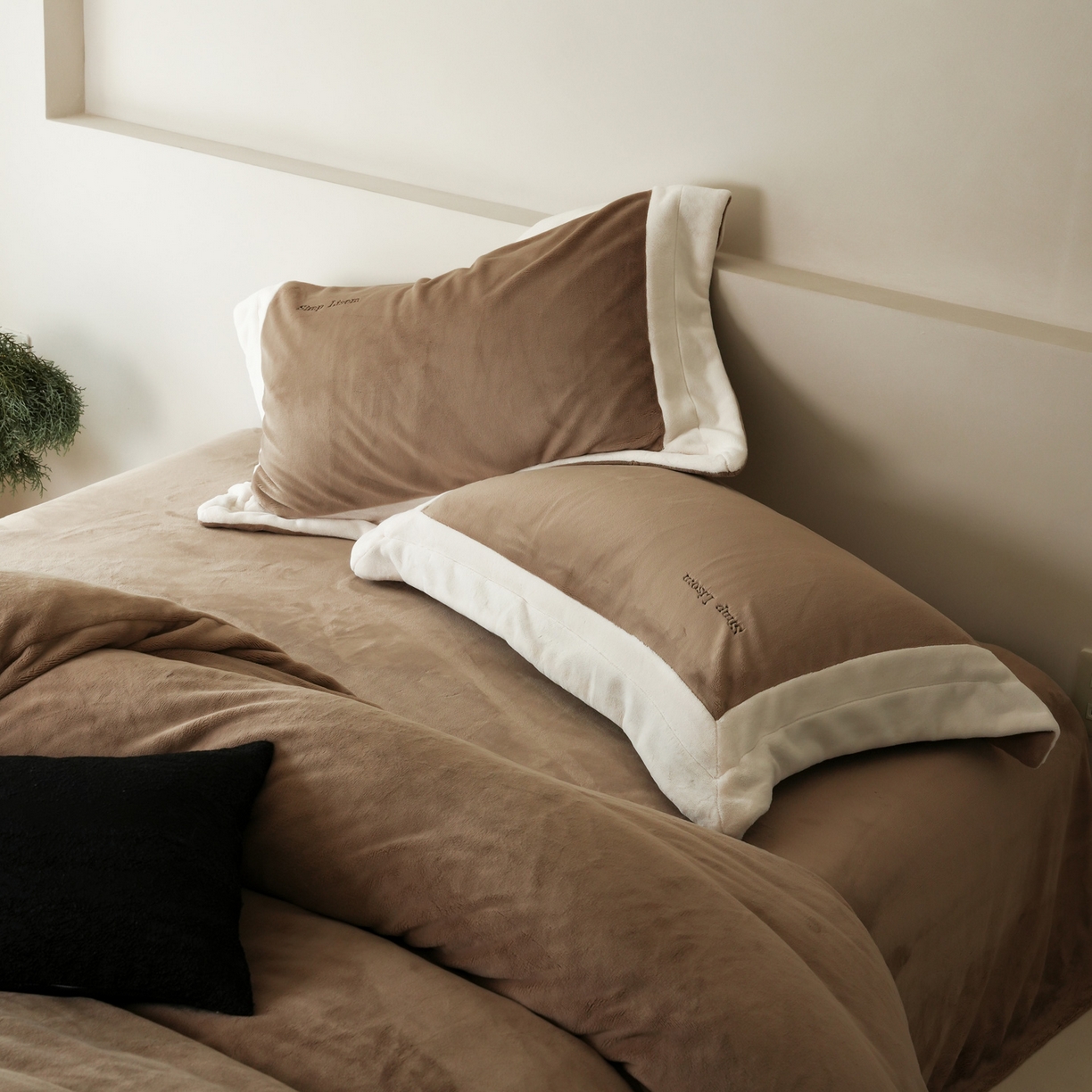 91家纺网 家纺一手货源 找家纺 简纯主义 2025新款270g全消光全工艺奶芙绒四件套-赫尔曼系列 【控价】：日常店铺券后价格：358/398 赫尔曼咖